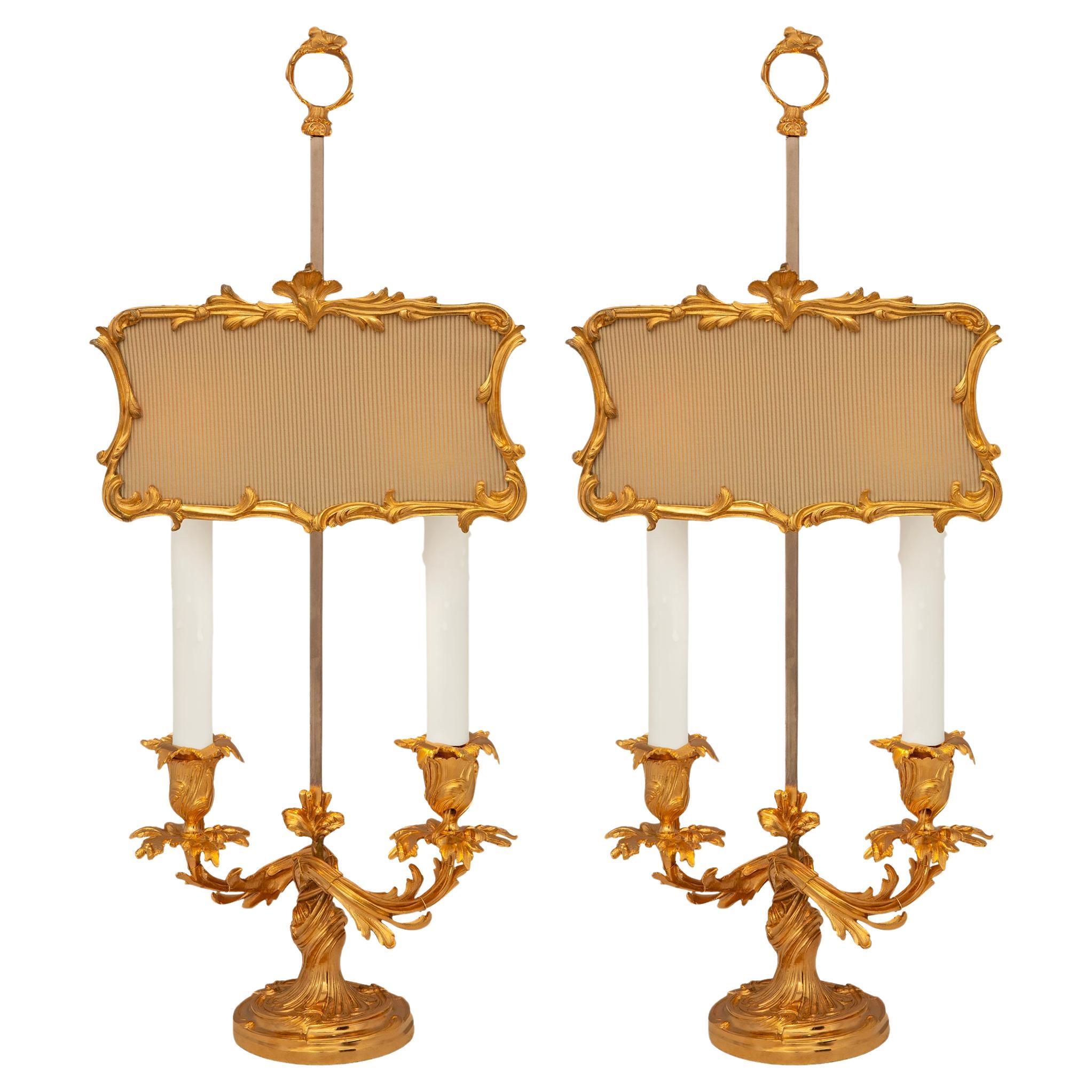 Pareja de lámparas candelabro francesas del siglo XIX de Ormolu de estilo Luis XV