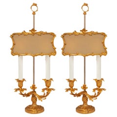 Pareja de lámparas candelabro francesas del siglo XIX de Ormolu de estilo Luis XV