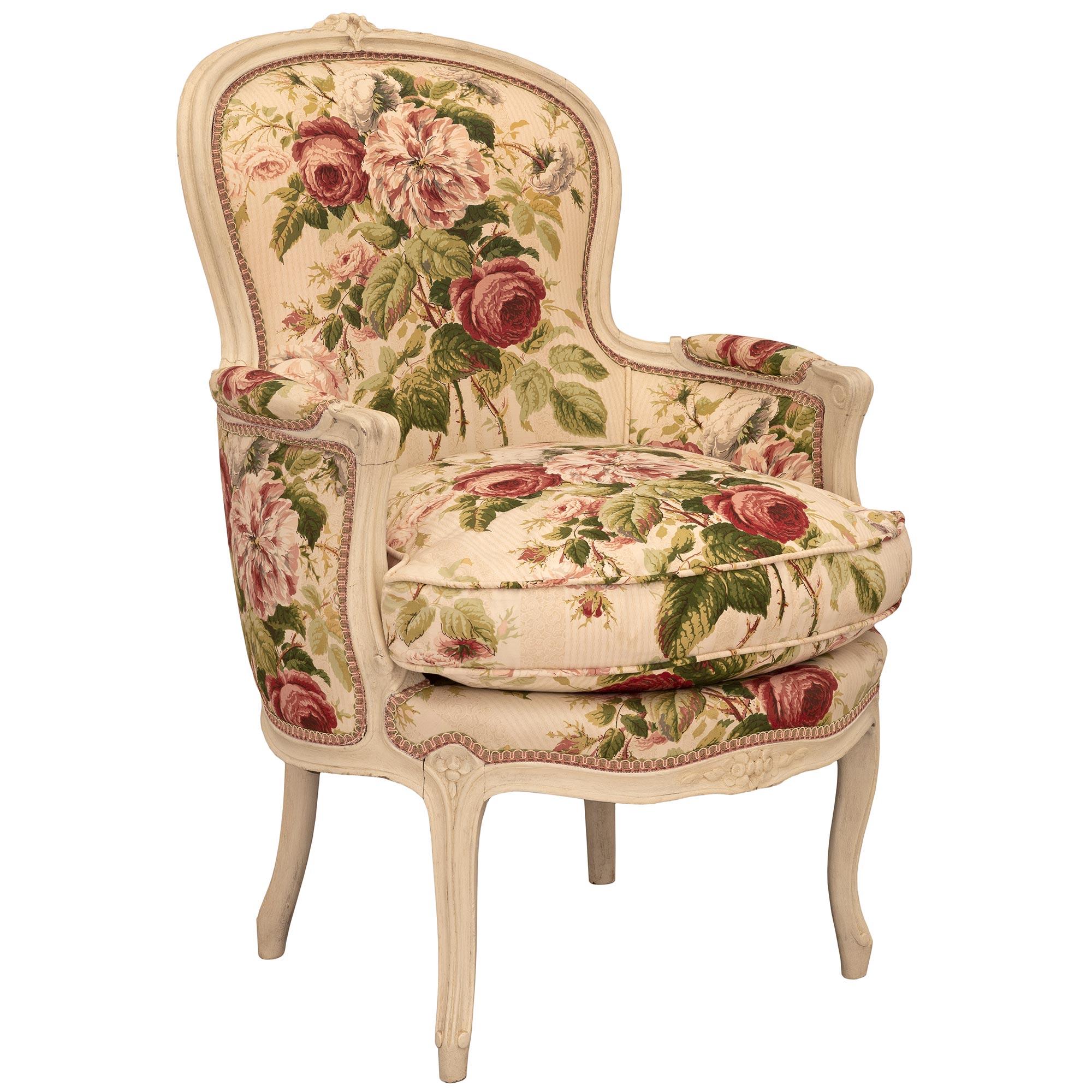 Une belle et très décorative paire de fauteuils français du 19ème siècle en bois patiné de style Louis XV. Chaque chaise est surélevée par d'élégants pieds cabriole avec de jolis filets mouchetés qui remontent le long de chaque pied et le long de la
