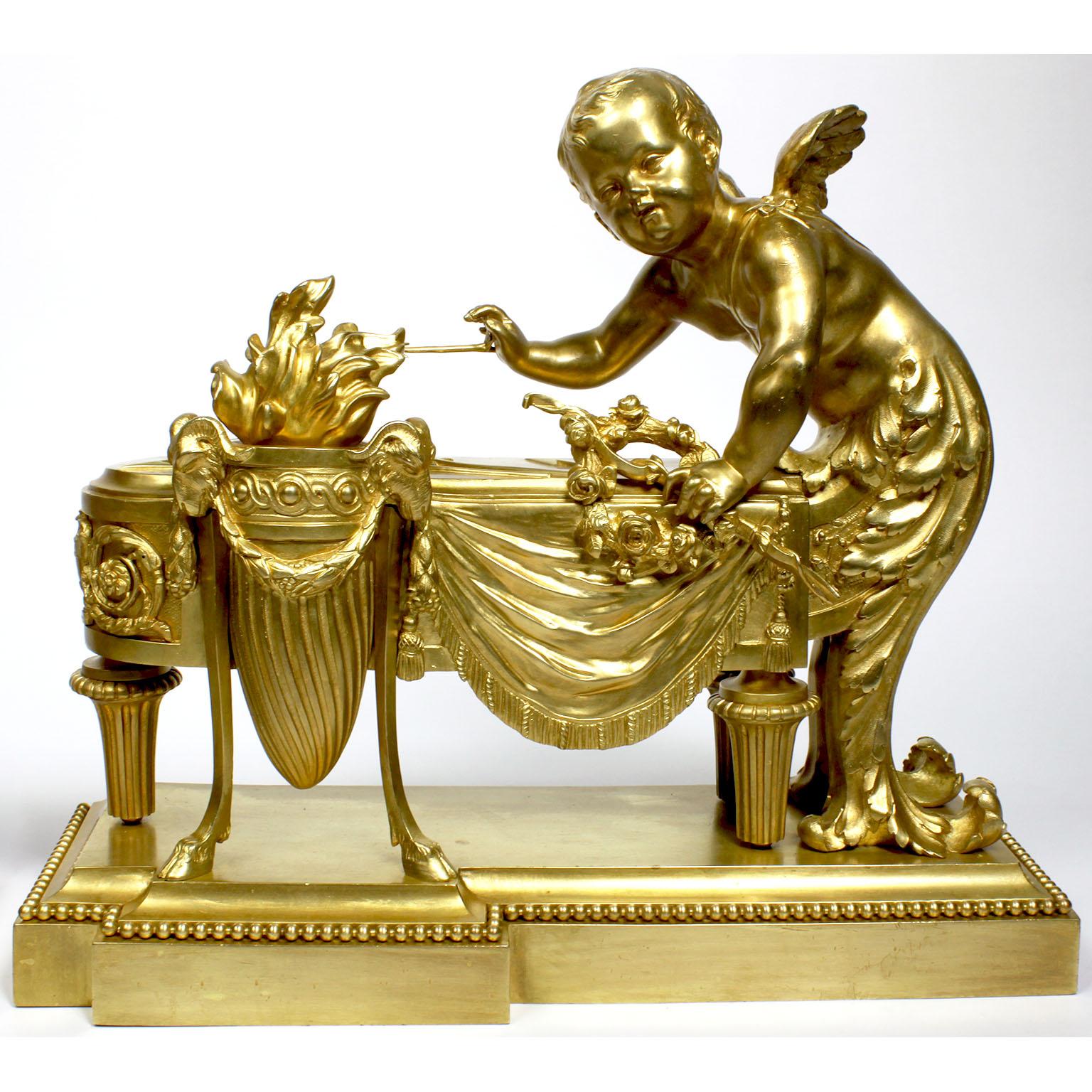 Doré Paire de chenets de style Louis XV du 19ème siècle en bronze doré représentant des chérubins en vente