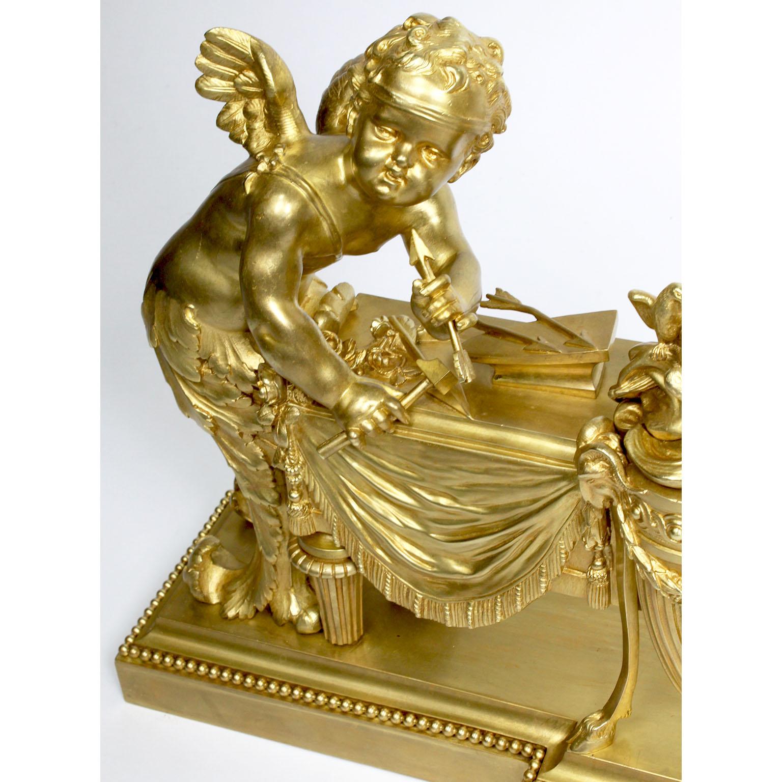 Début du 20ème siècle Paire de chenets de style Louis XV du 19ème siècle en bronze doré représentant des chérubins en vente
