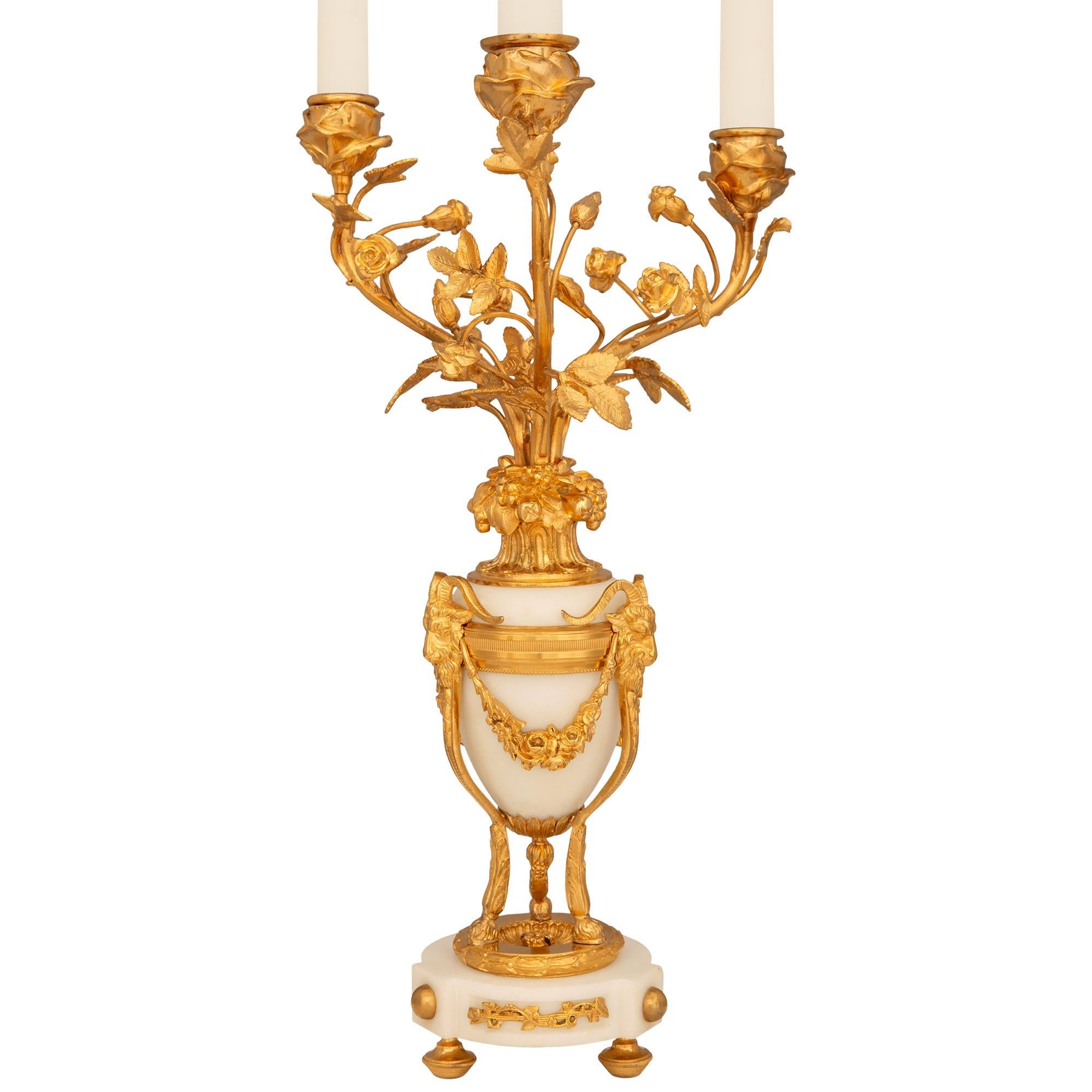 Coppia di candelabri francesi del XIX secolo in marmo bianco di Carrara Luigi XVI Ormolu In condizioni buone in vendita a West Palm Beach, FL