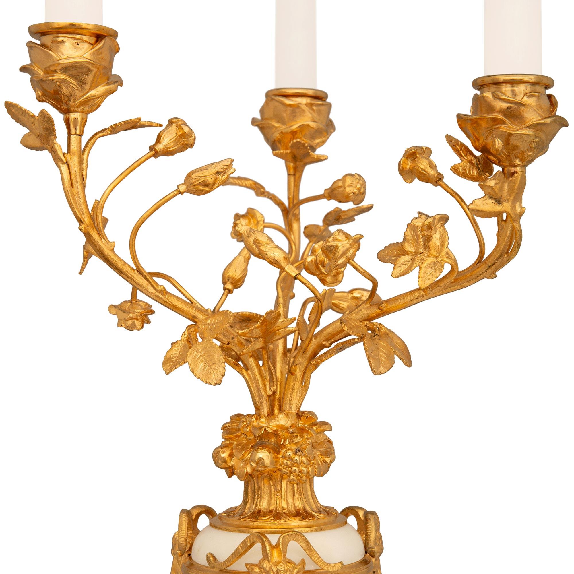 Similoro Coppia di candelabri francesi del XIX secolo in marmo bianco di Carrara Luigi XVI Ormolu in vendita