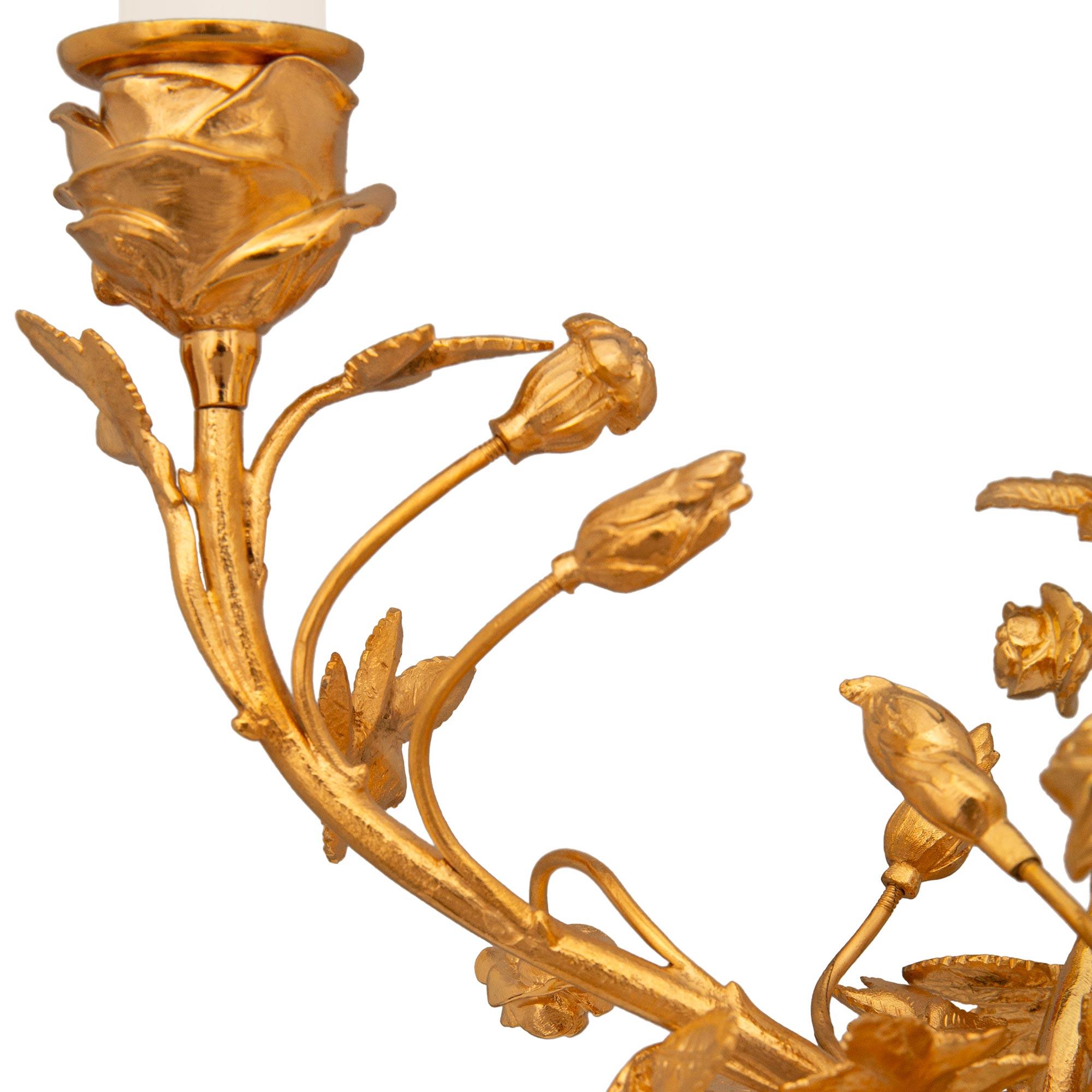 Coppia di candelabri francesi del XIX secolo in marmo bianco di Carrara Luigi XVI Ormolu in vendita 1