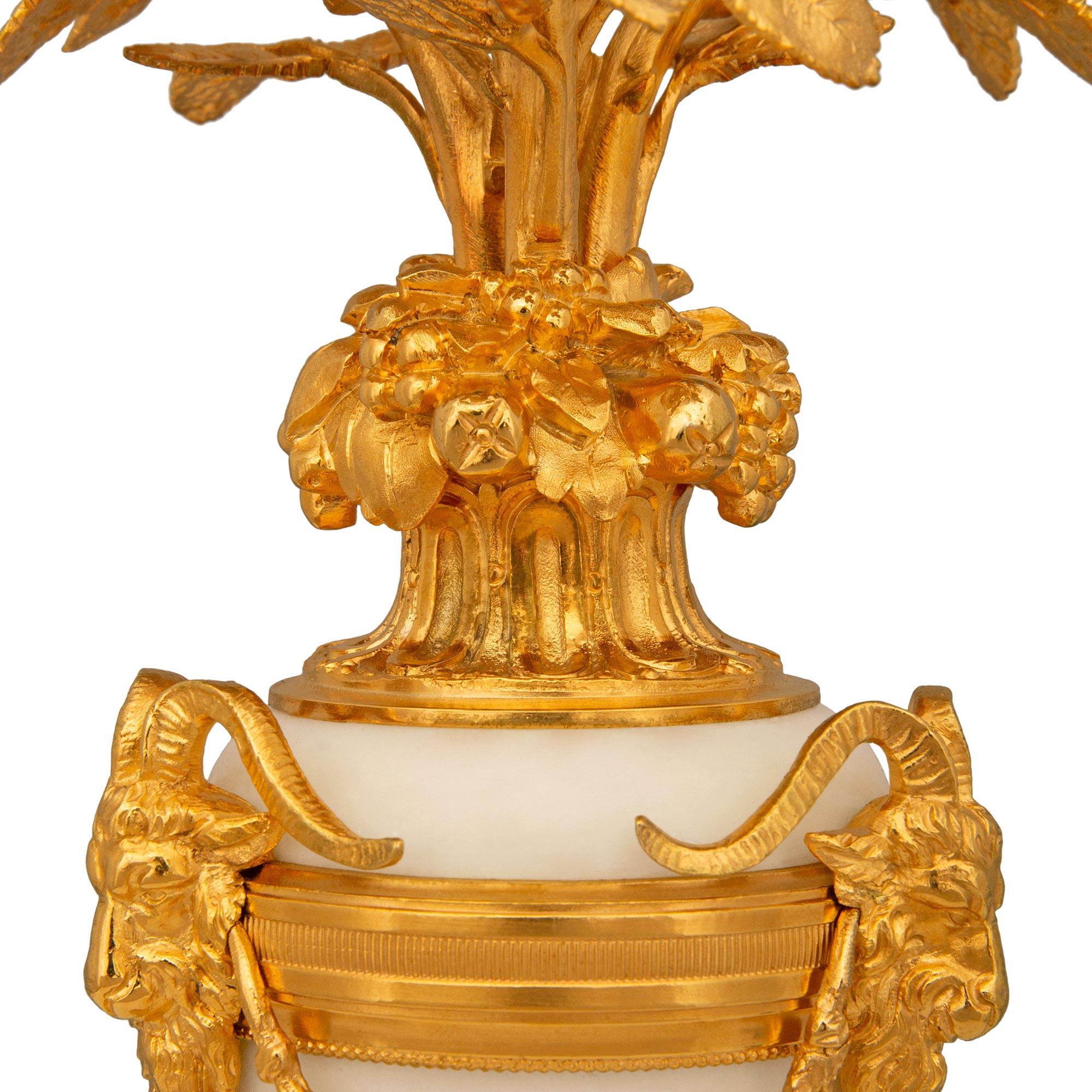 Coppia di candelabri francesi del XIX secolo in marmo bianco di Carrara Luigi XVI Ormolu in vendita 2