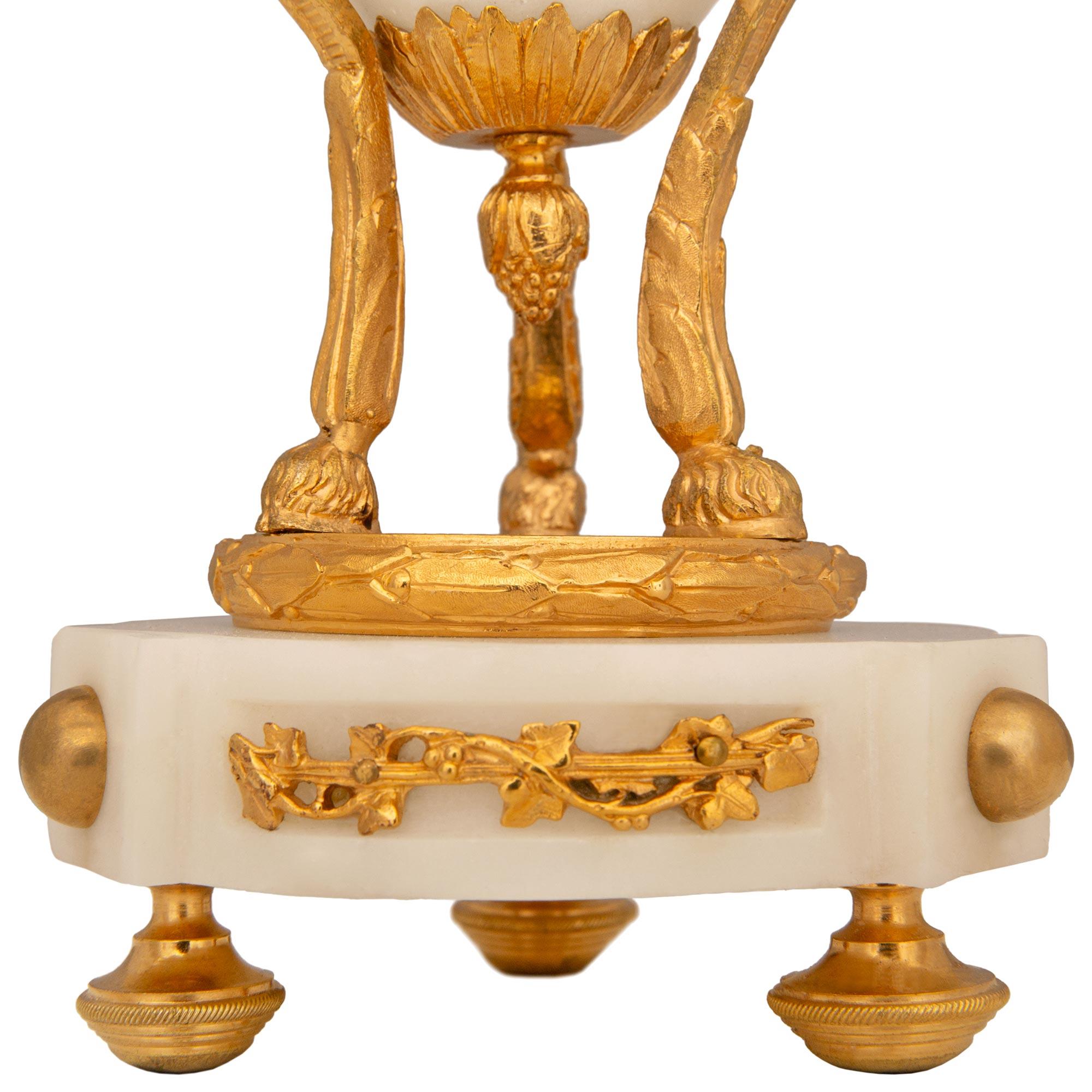 Coppia di candelabri francesi del XIX secolo in marmo bianco di Carrara Luigi XVI Ormolu in vendita 4