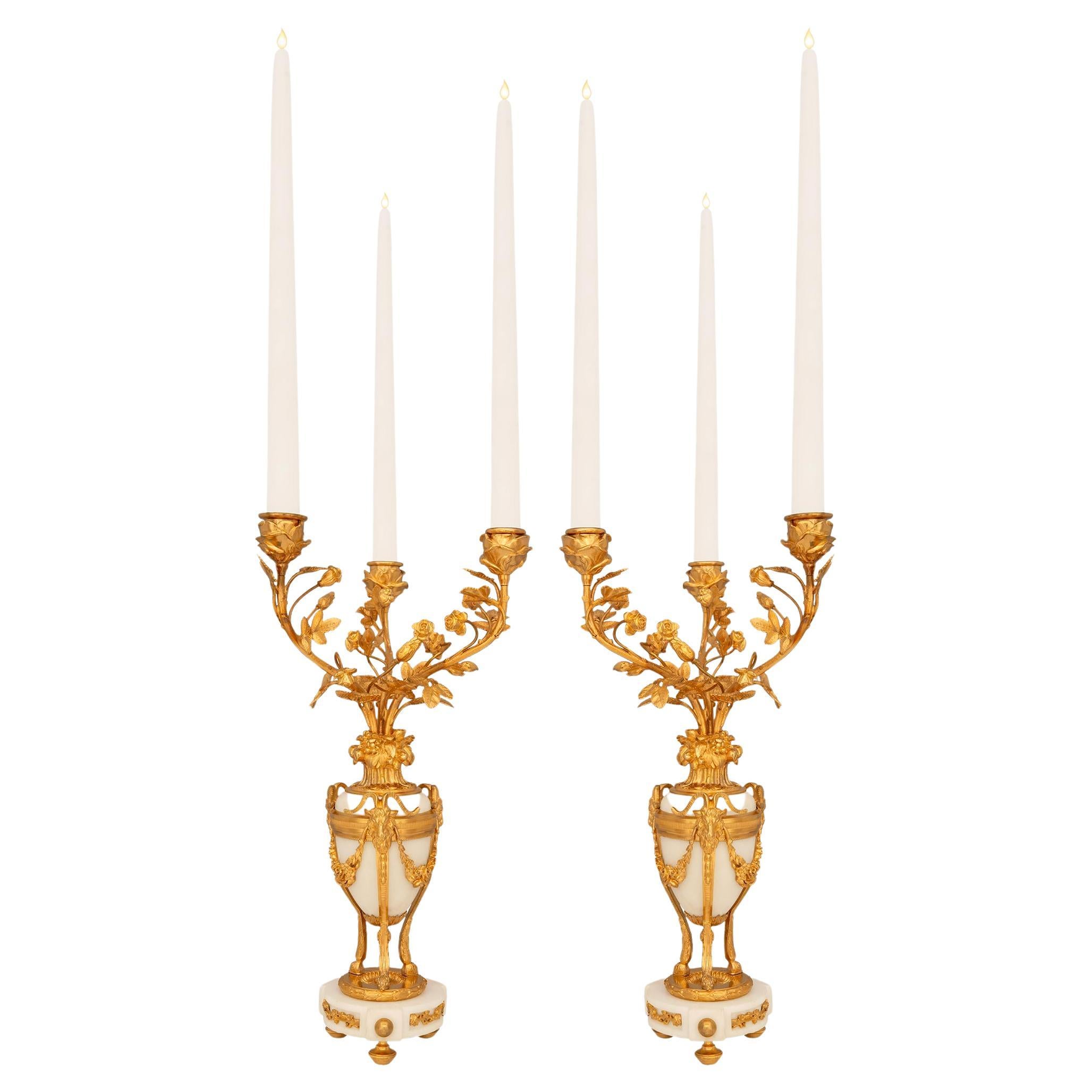 Coppia di candelabri francesi del XIX secolo in marmo bianco di Carrara Luigi XVI Ormolu