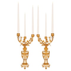 Paire de candélabres français du XIXe siècle en bronze doré et marbre blanc de Carrare.
