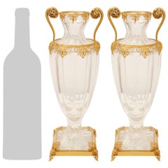 Pareja de jarrones franceses del siglo XIX de cristal de Baccarat y ormolu de estilo Luis XVI
