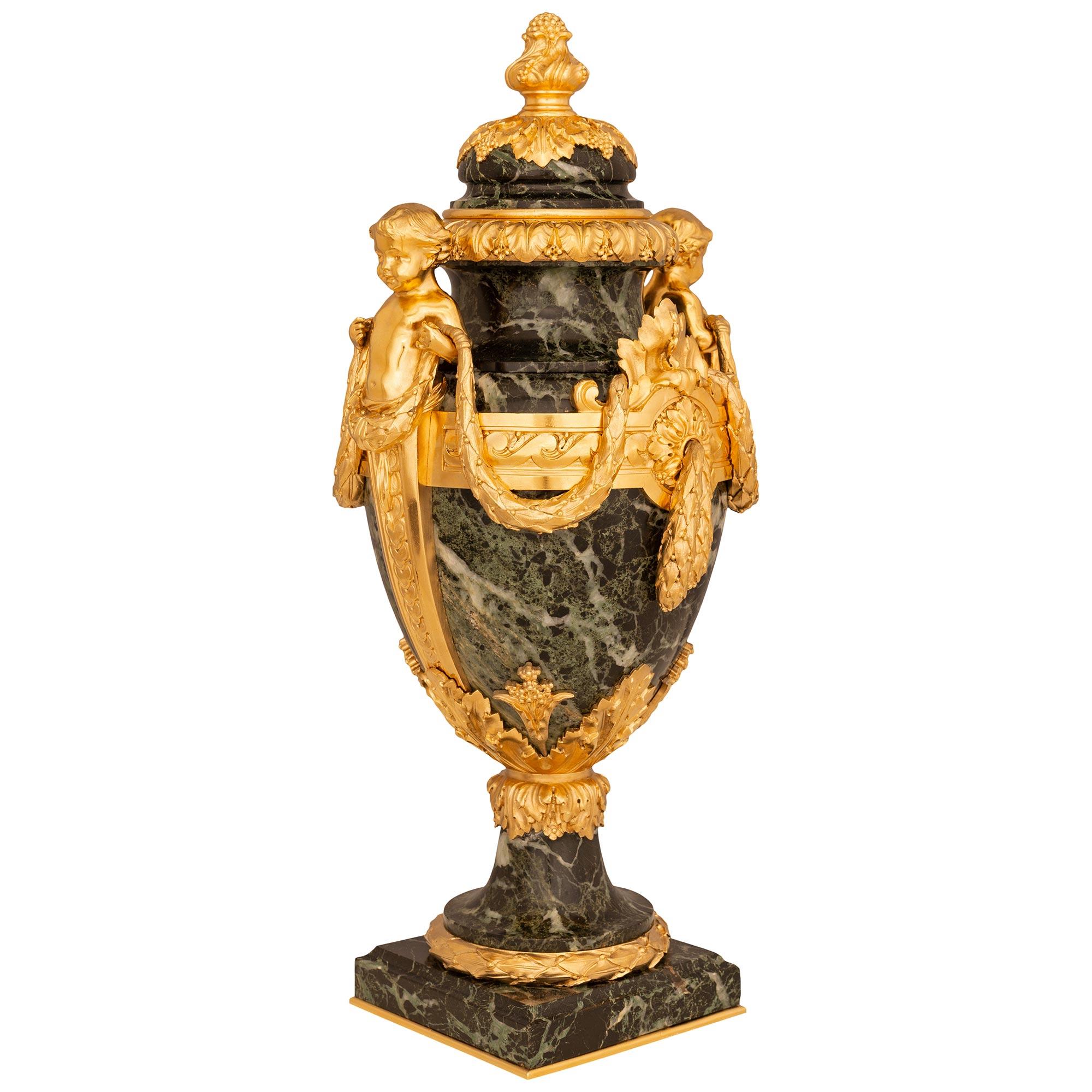 Francese Coppia di urne in marmo verde Luigi XVI st Belle Époque francese del XIX secolo in vendita