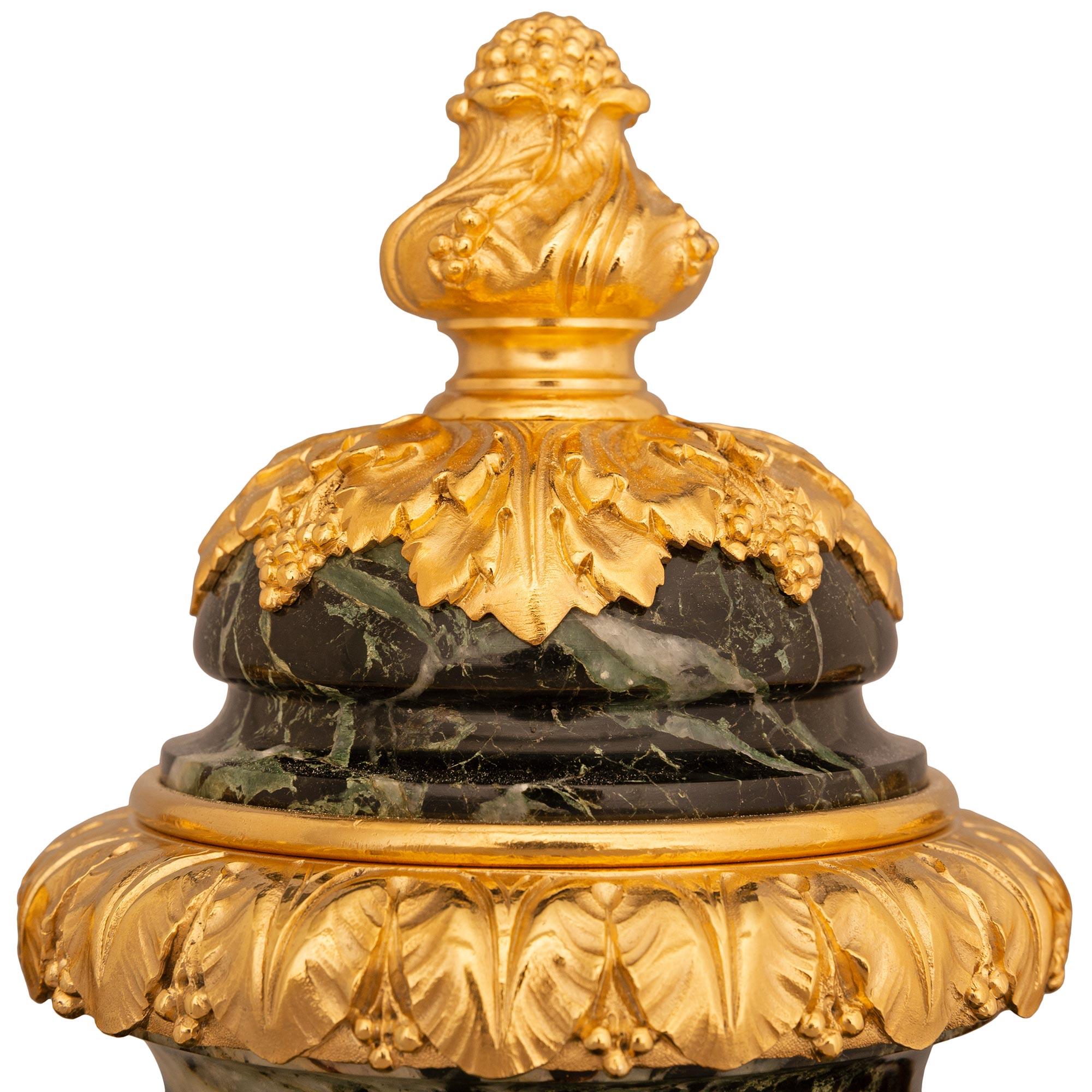 Similoro Coppia di urne in marmo verde Luigi XVI st Belle Époque francese del XIX secolo in vendita