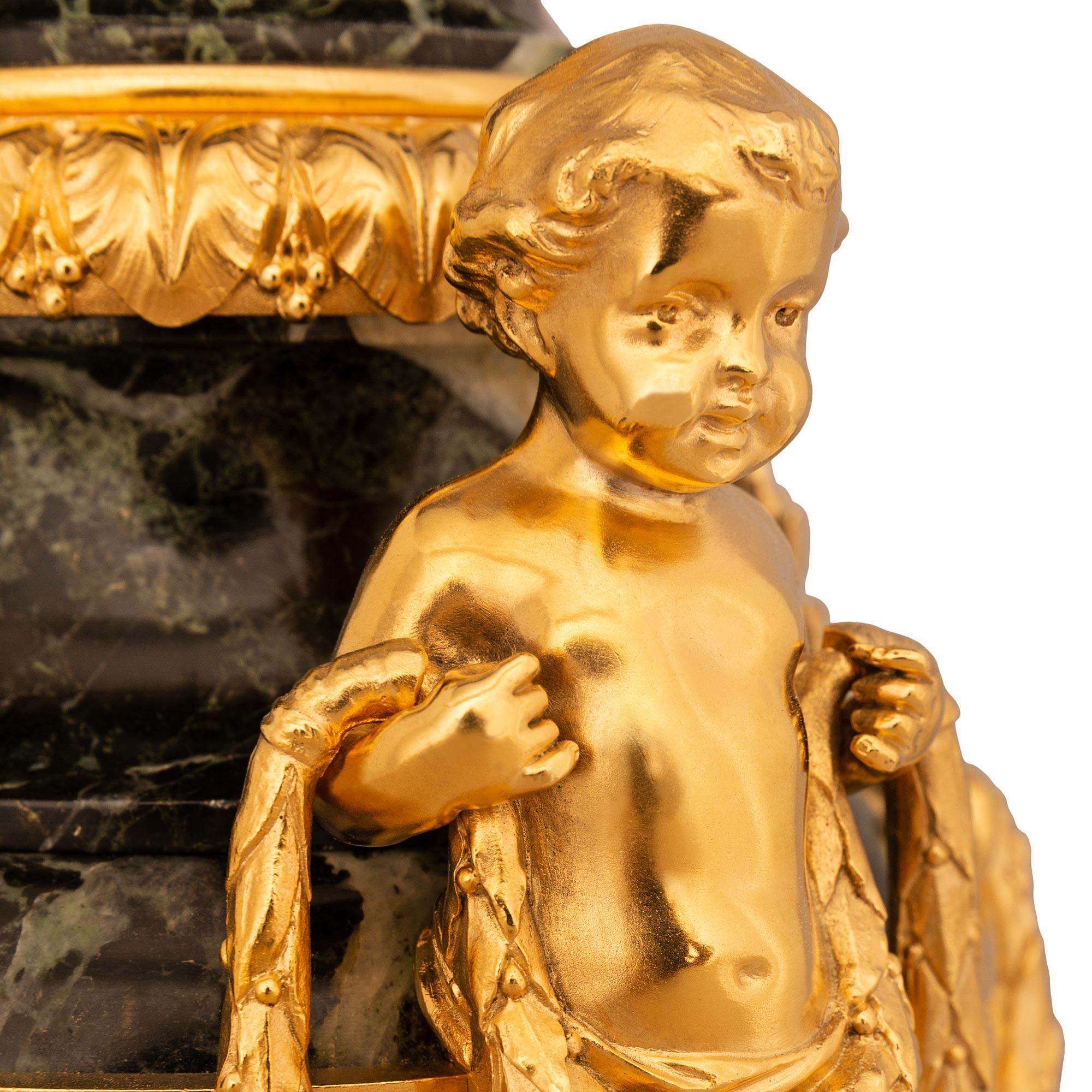 Coppia di urne in marmo verde Luigi XVI st Belle Époque francese del XIX secolo in vendita 1