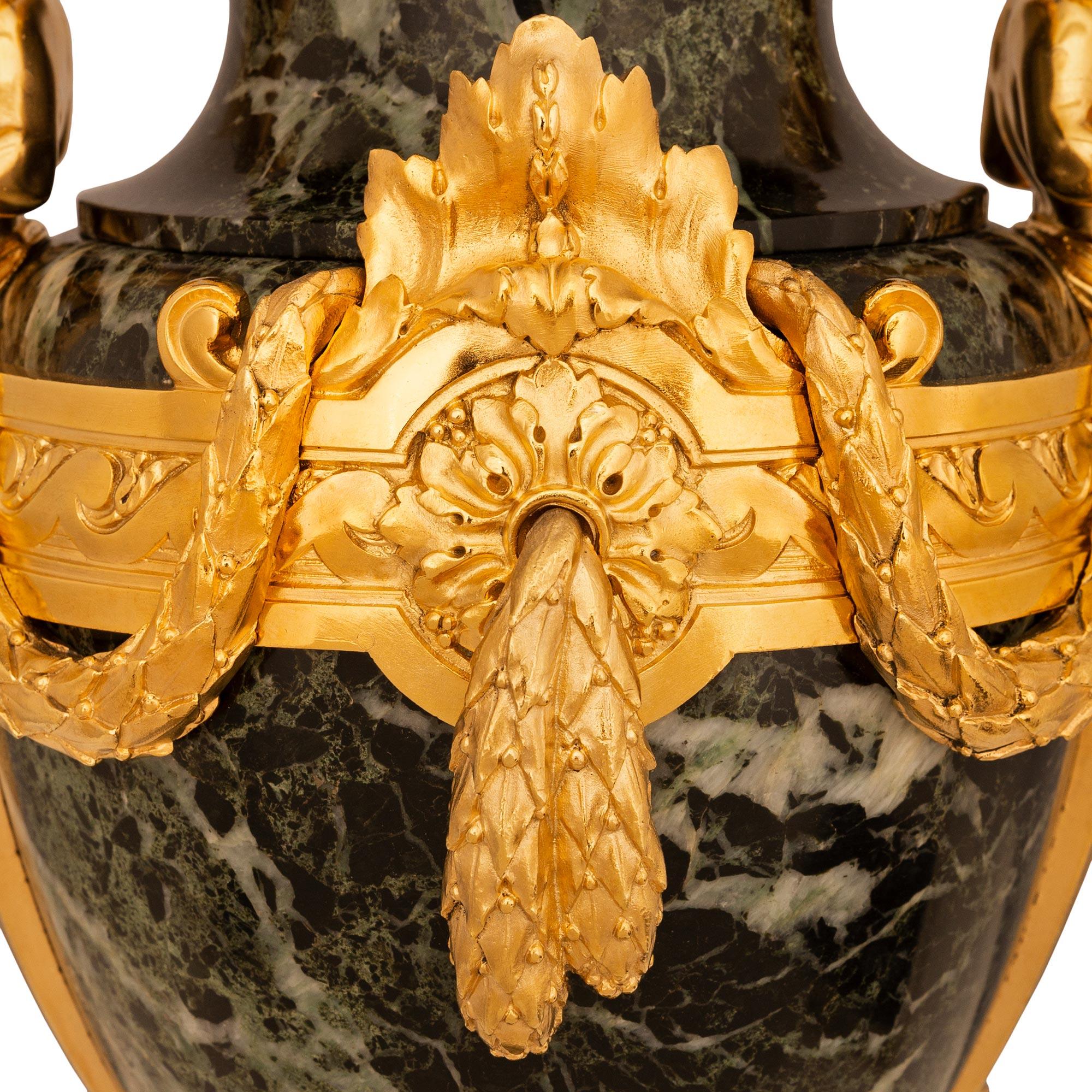 Coppia di urne in marmo verde Luigi XVI st Belle Époque francese del XIX secolo in vendita 2