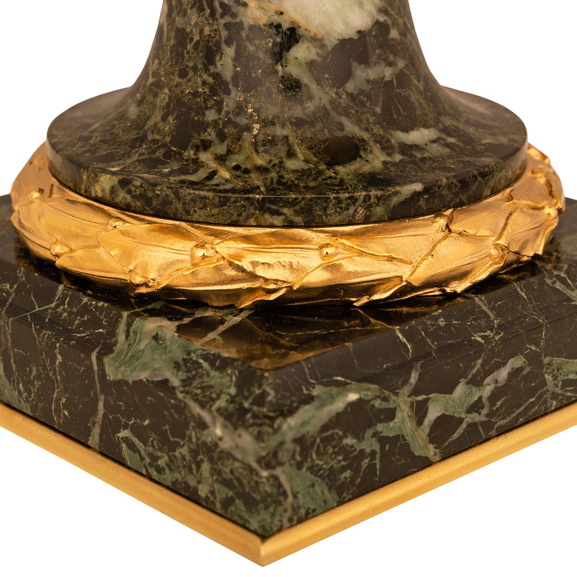 Coppia di urne in marmo verde Luigi XVI st Belle Époque francese del XIX secolo in vendita 3