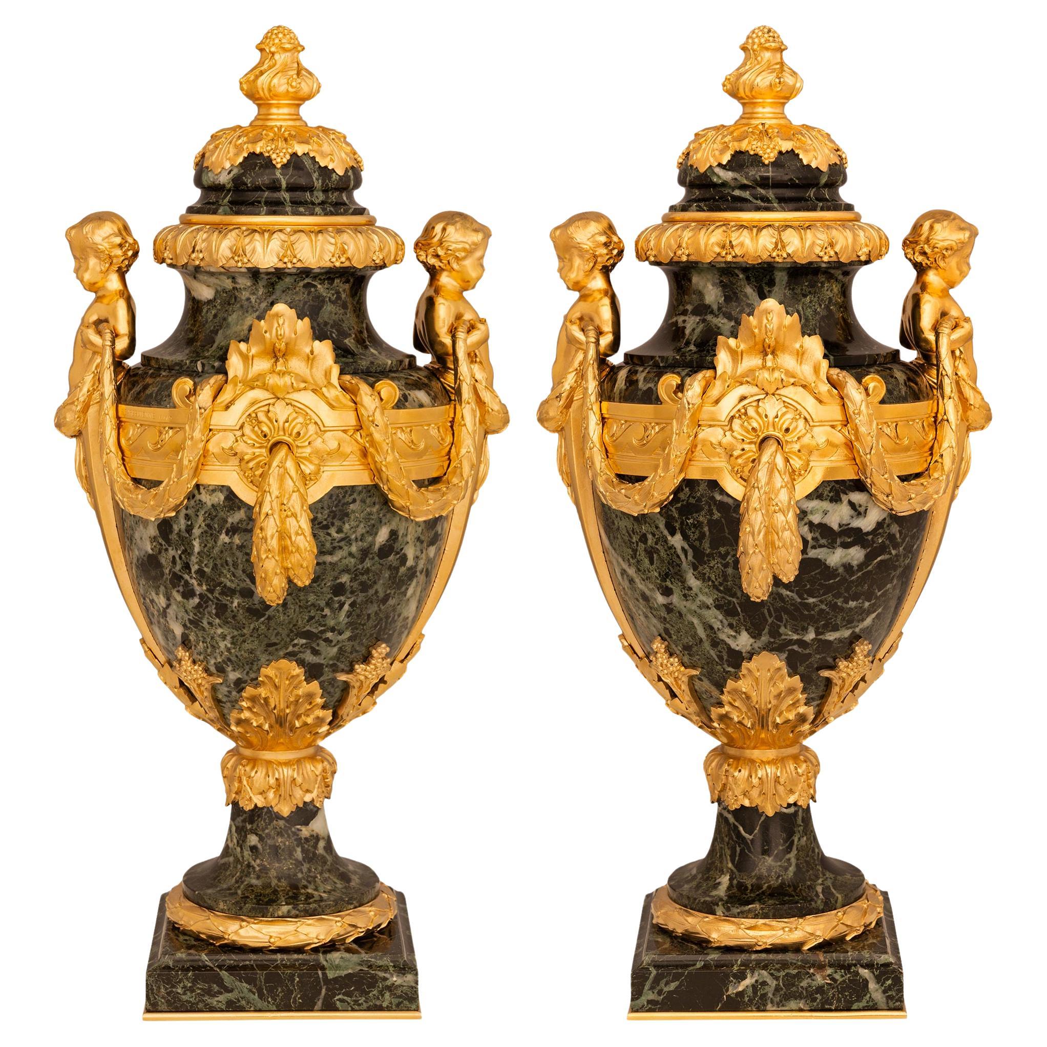 Paire d'urnes en marbre vert de style Louis XVI de la Belle Époque, datant du 19e siècle.