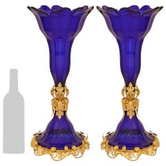 Ein Paar französische Glas- und Ormolu-Vasen im Stil Louis XVI des 19.