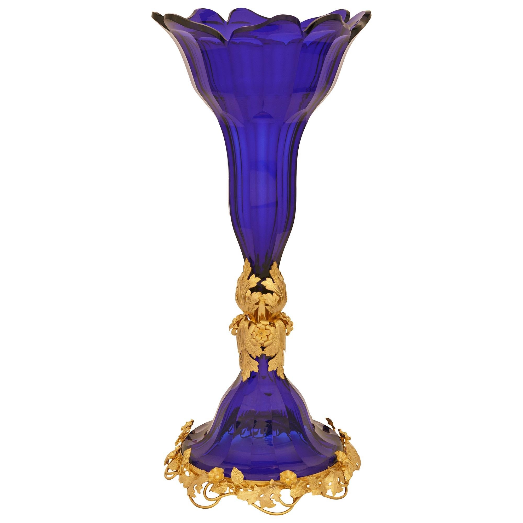 Francese Coppia di vasi in vetro e ormeggio francesi del XIX secolo di stile Luigi XVI in vendita