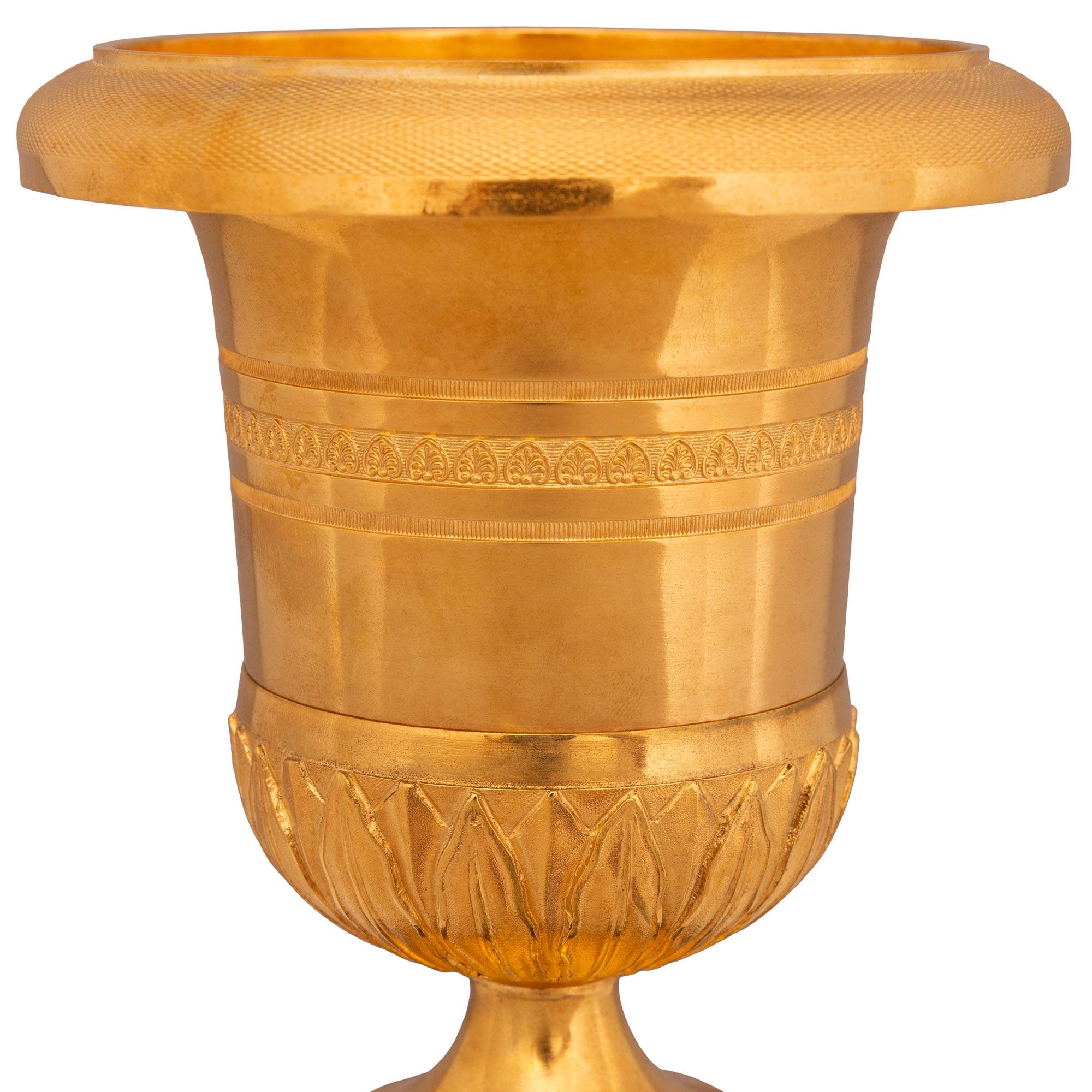 Paire d'urnes Louis XVI du 19ème siècle en marbre Gris St. Anne et bronze doré Bon état - En vente à West Palm Beach, FL