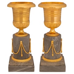 Paire d'urnes Louis XVI du 19ème siècle en marbre Gris St. Anne et bronze doré