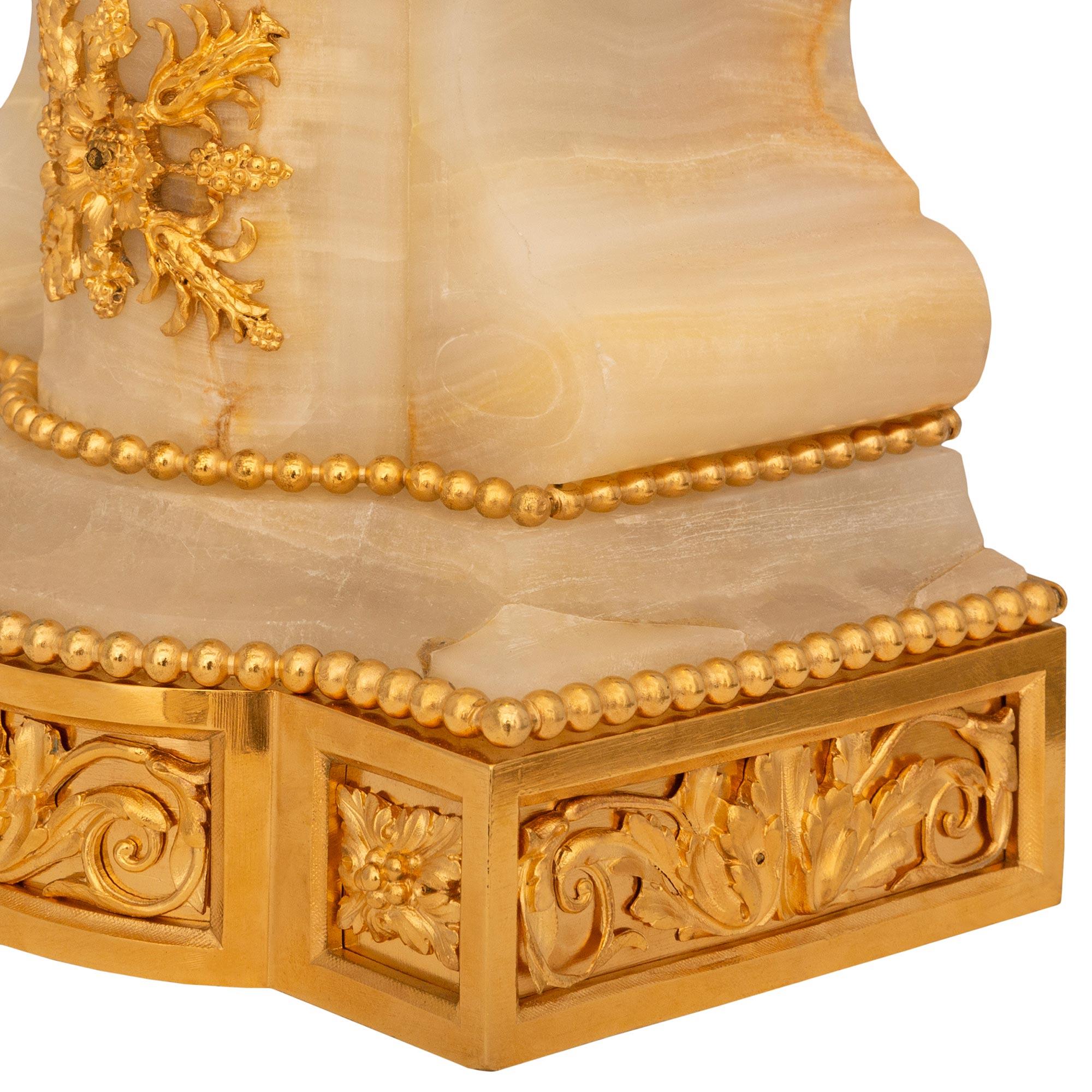 Coppia di lampade francesi del XIX secolo in onice e ormolu di stile Luigi XVI in vendita 5