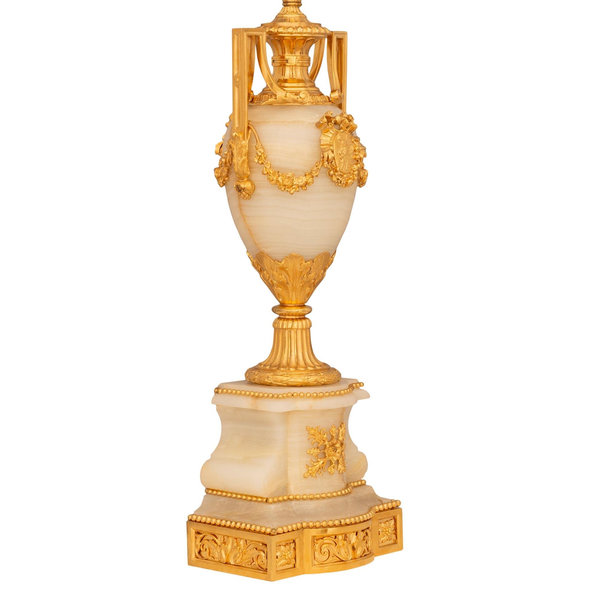 Francese Coppia di lampade francesi del XIX secolo in onice e ormolu di stile Luigi XVI in vendita
