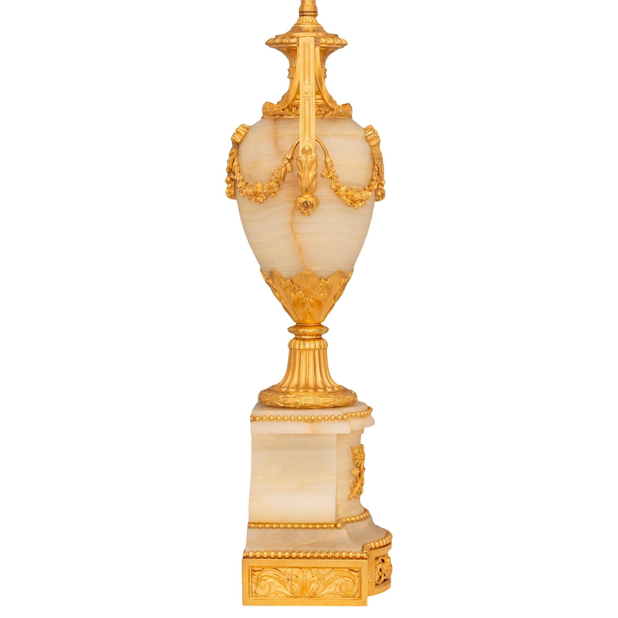 Coppia di lampade francesi del XIX secolo in onice e ormolu di stile Luigi XVI In condizioni buone in vendita a West Palm Beach, FL
