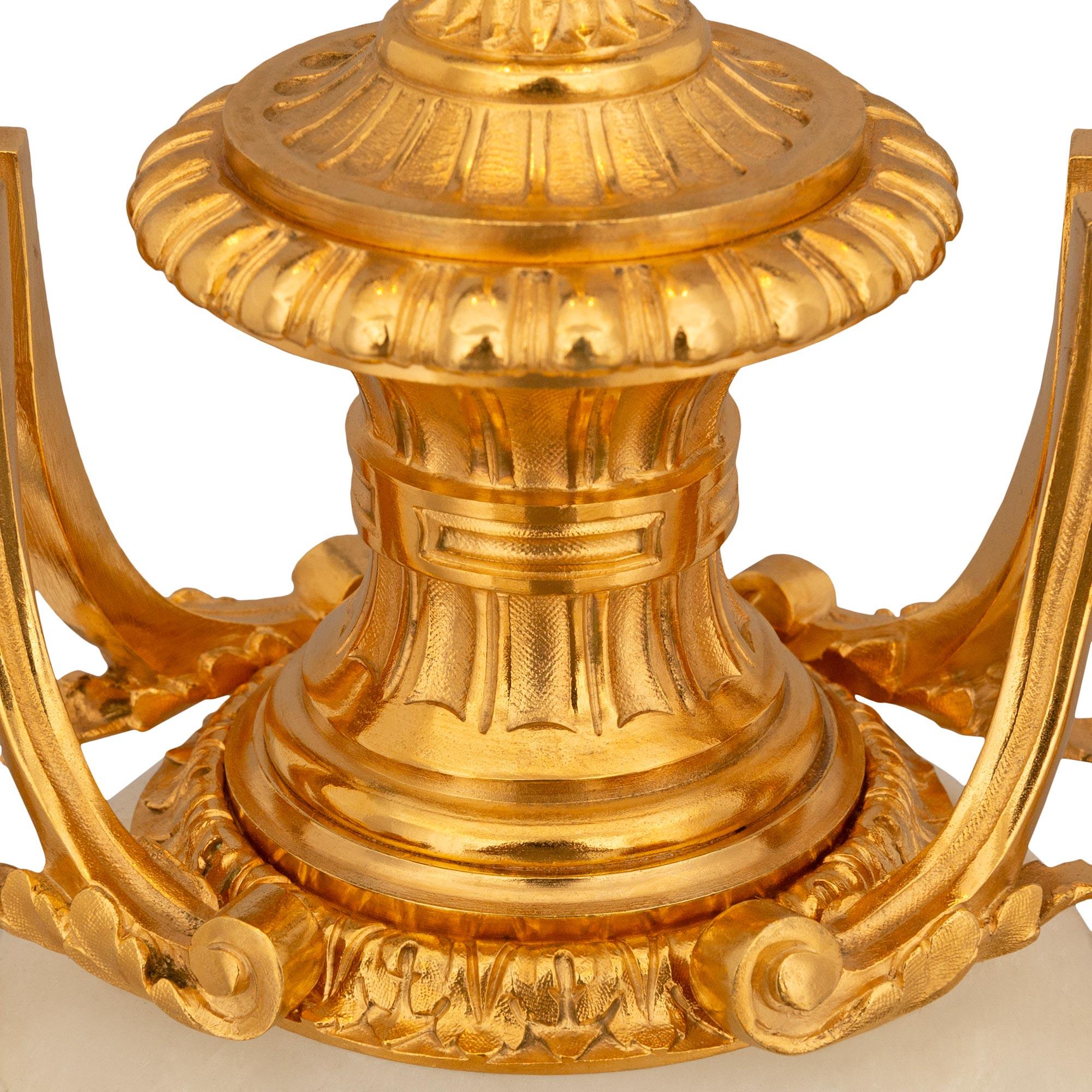 Onice Coppia di lampade francesi del XIX secolo in onice e ormolu di stile Luigi XVI in vendita