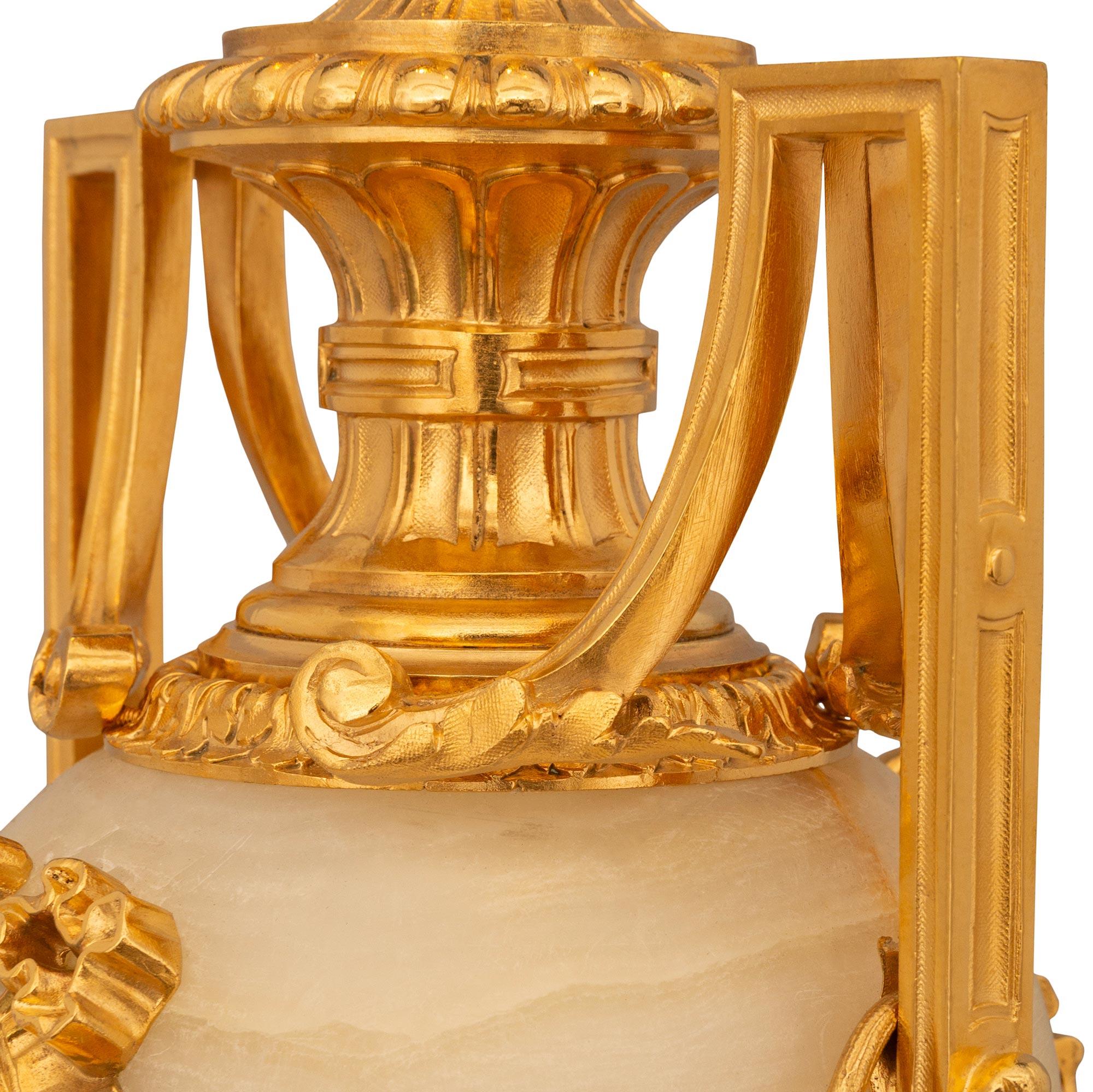 Coppia di lampade francesi del XIX secolo in onice e ormolu di stile Luigi XVI in vendita 1