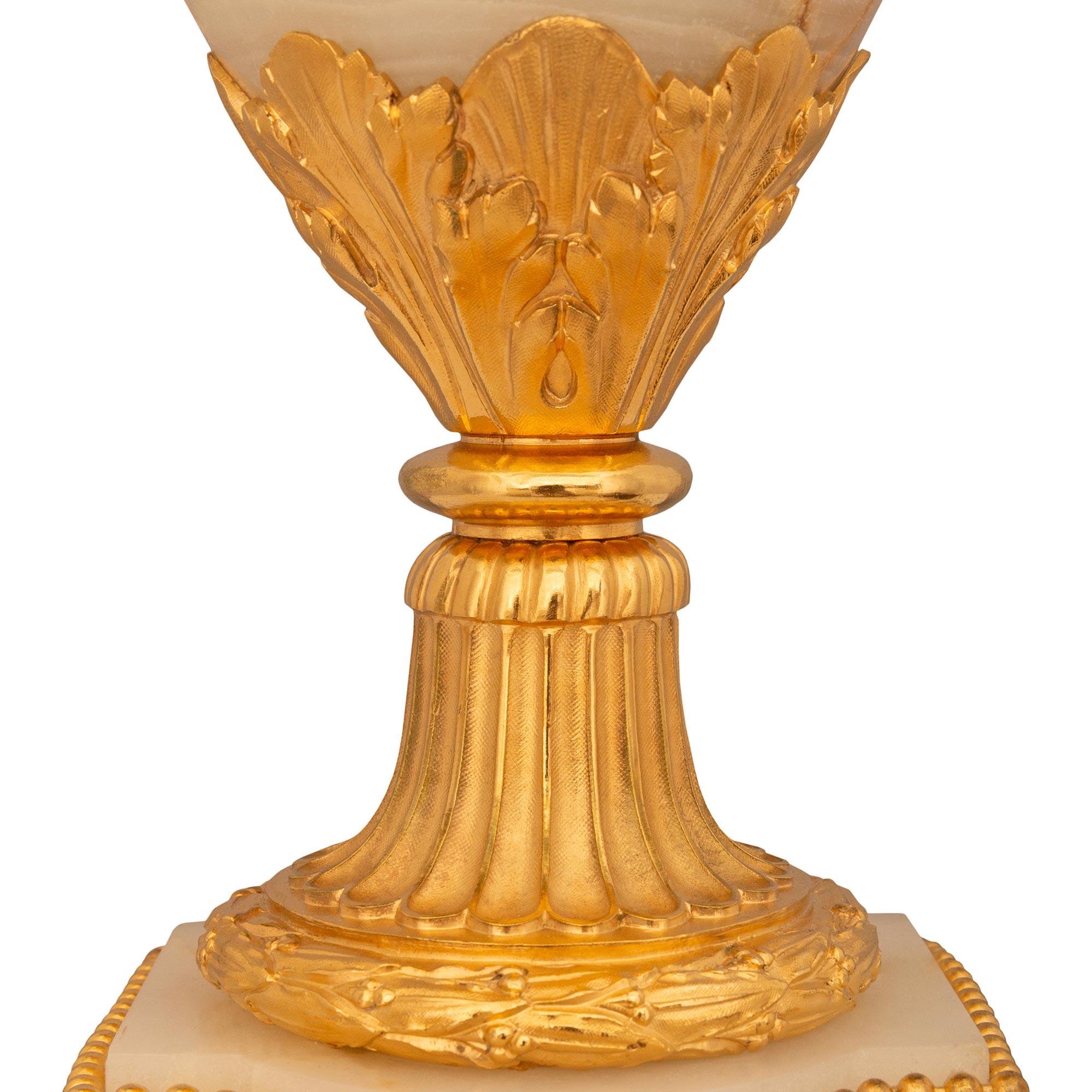 Coppia di lampade francesi del XIX secolo in onice e ormolu di stile Luigi XVI in vendita 3