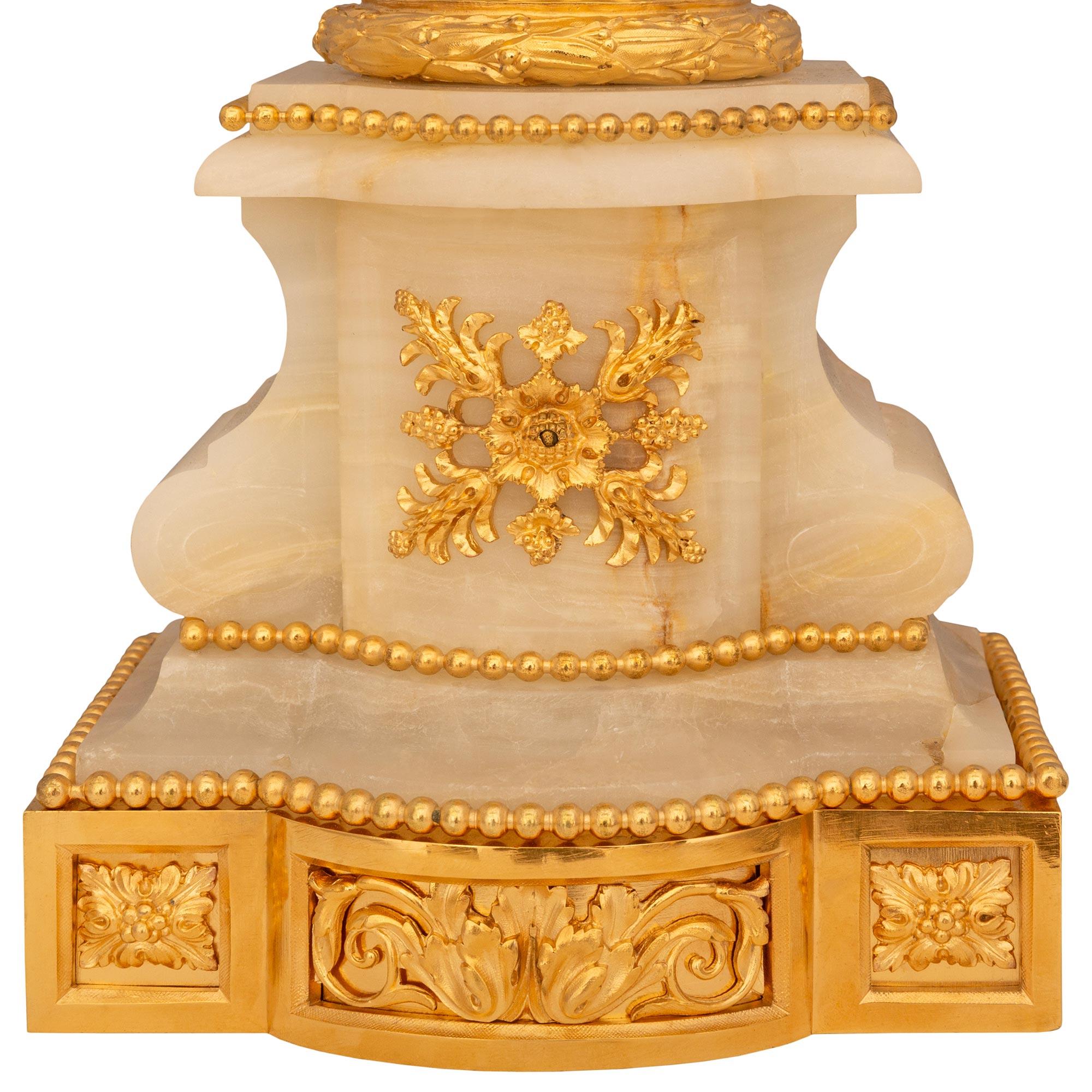 Coppia di lampade francesi del XIX secolo in onice e ormolu di stile Luigi XVI in vendita 4