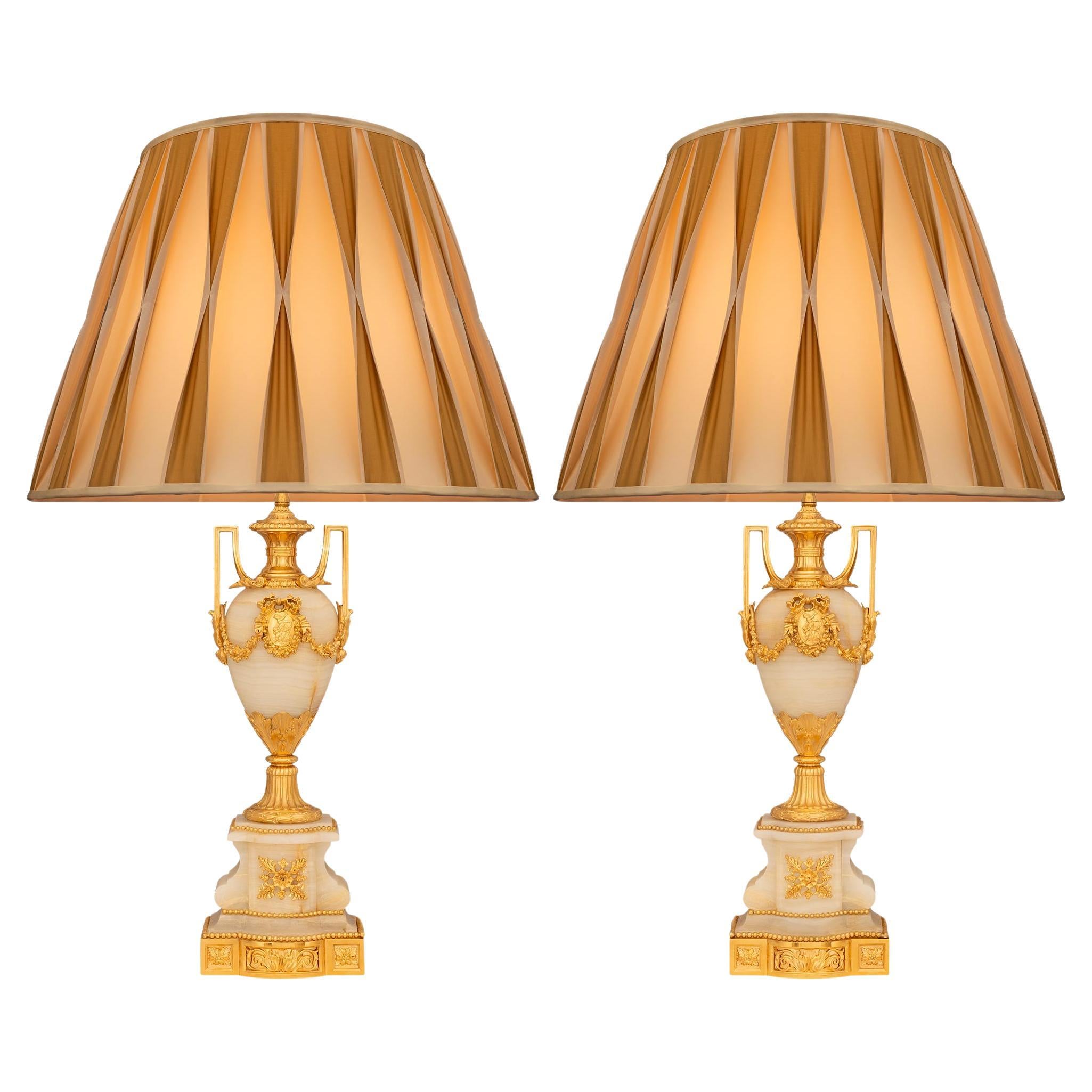 Paire de lampes françaises du XIXe siècle de style Louis XVI en onyx et bronze doré