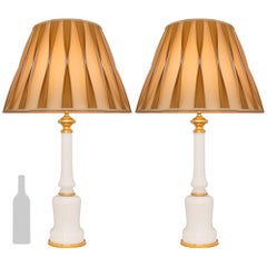 Pareja de lámparas francesas del siglo XIX, estilo Luis XVI, de cristal opalino y ormolu