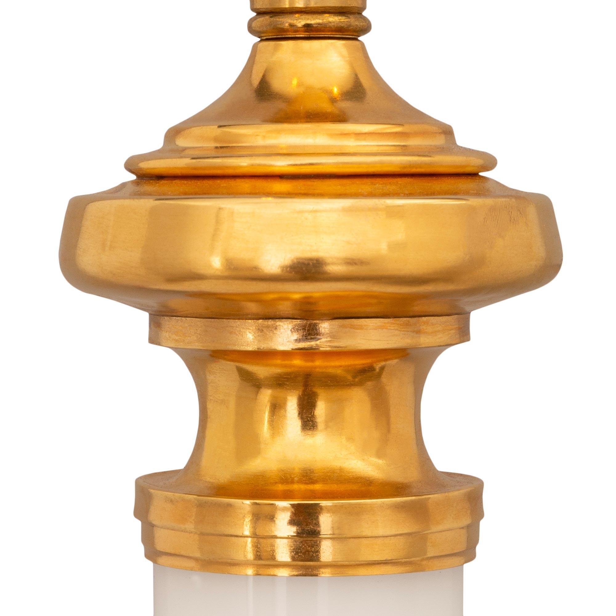 Paire de lampes en verre opalin et bronze doré de style Louis XVI du XIXe siècle Bon état - En vente à West Palm Beach, FL