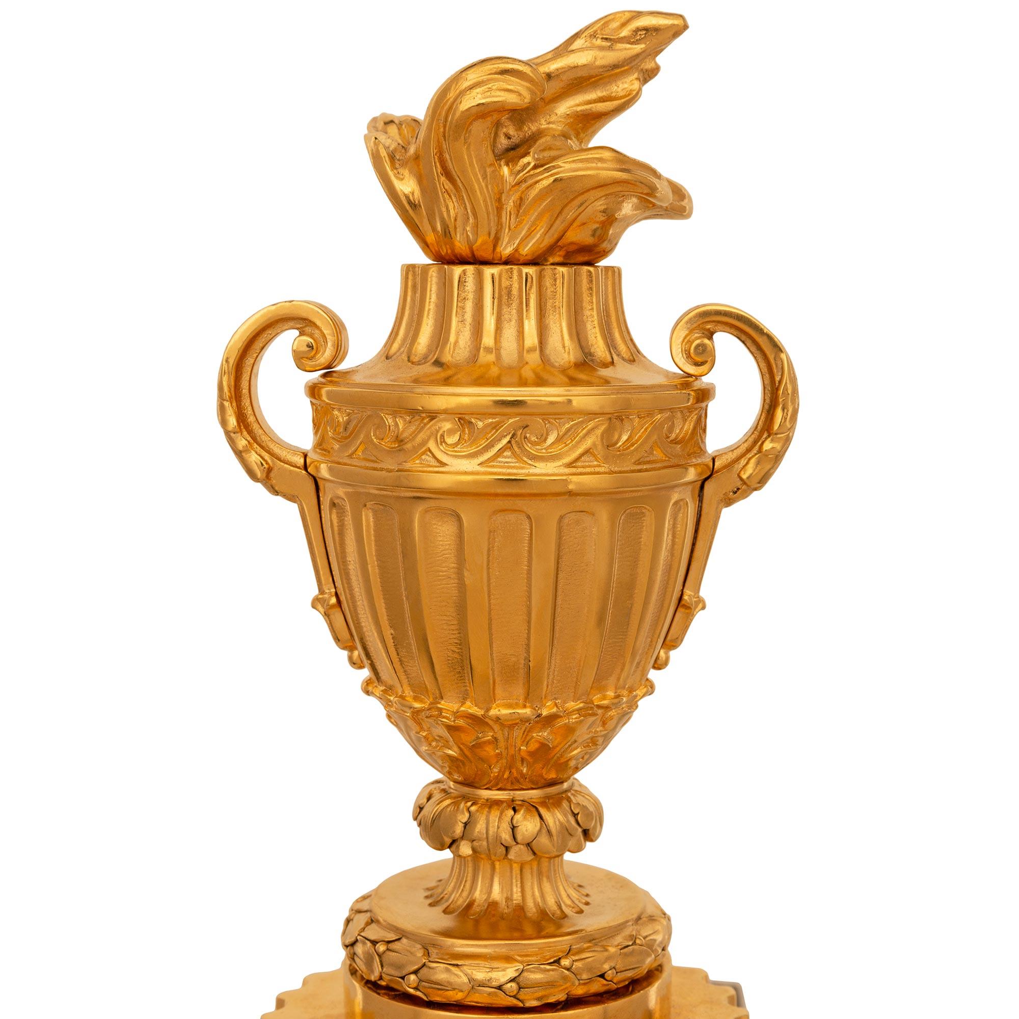 Ferro Coppia di Chenet/andirons francesi del XIX secolo in stile Luigi XVI in ormeggio e ferro in vendita