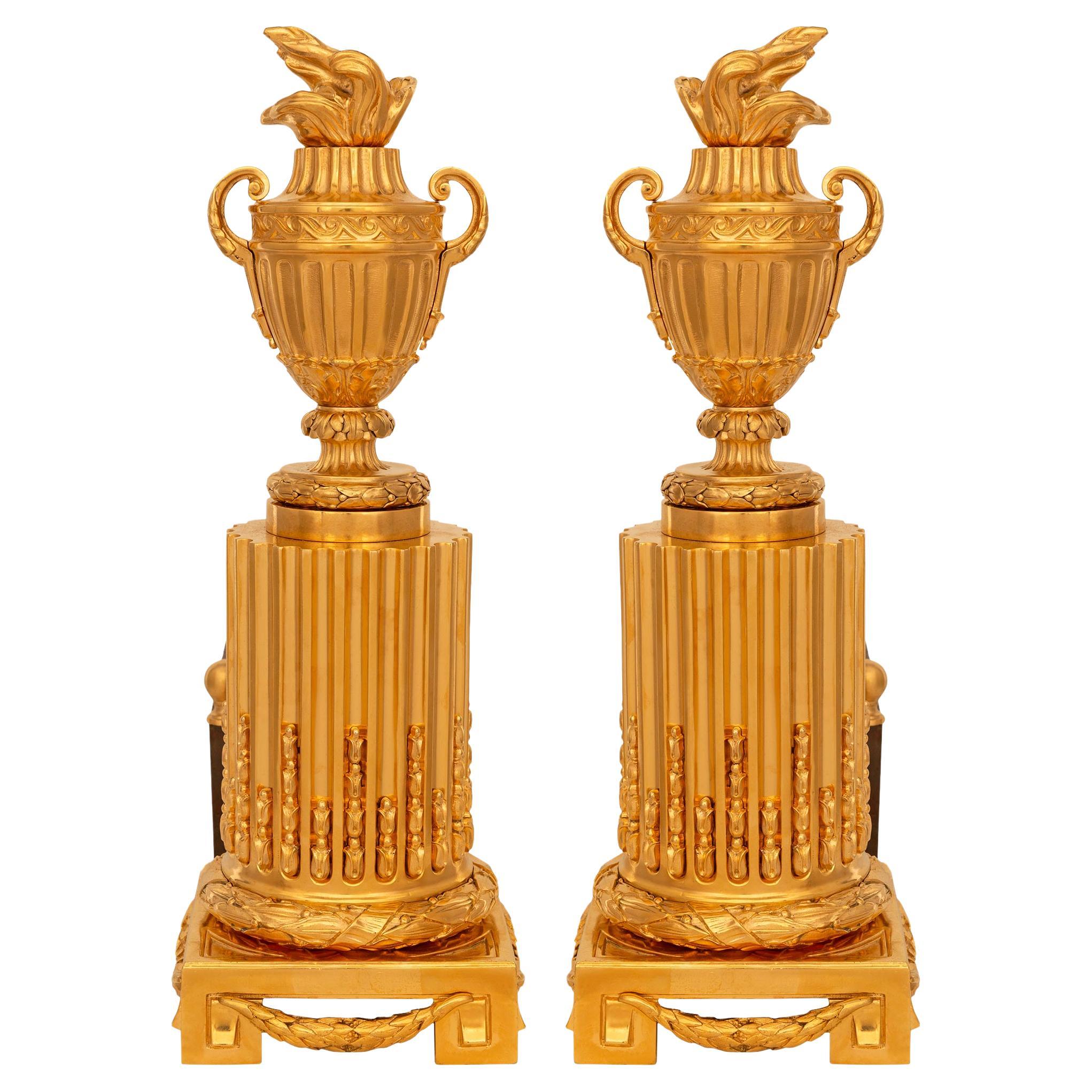 Paire de chenets et de chandeliers en bronze doré et en fer de style Louis XVI du XIXe siècle