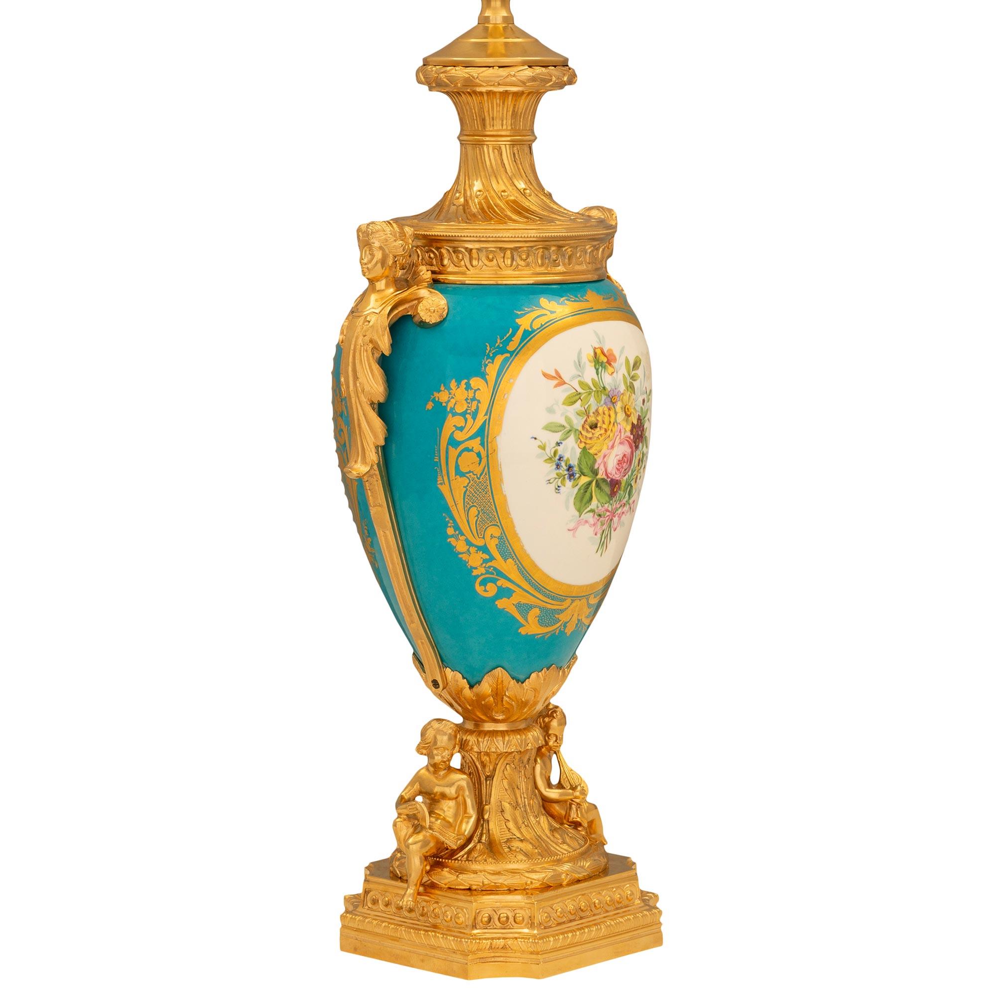 Français Paire de lampes en porcelaine de Svres et orfvrerie de style Louis XVI du XIXe sicle franais en vente