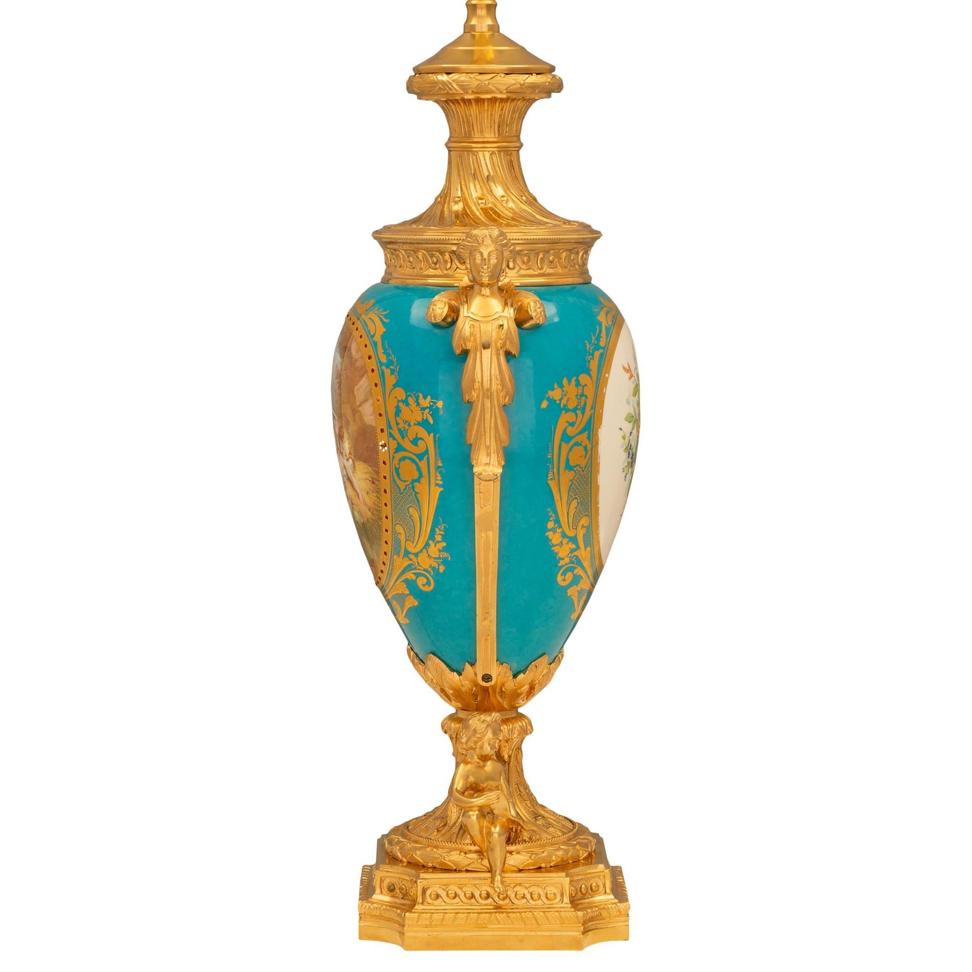 Paire de lampes en porcelaine de Svres et orfvrerie de style Louis XVI du XIXe sicle franais Bon état - En vente à West Palm Beach, FL