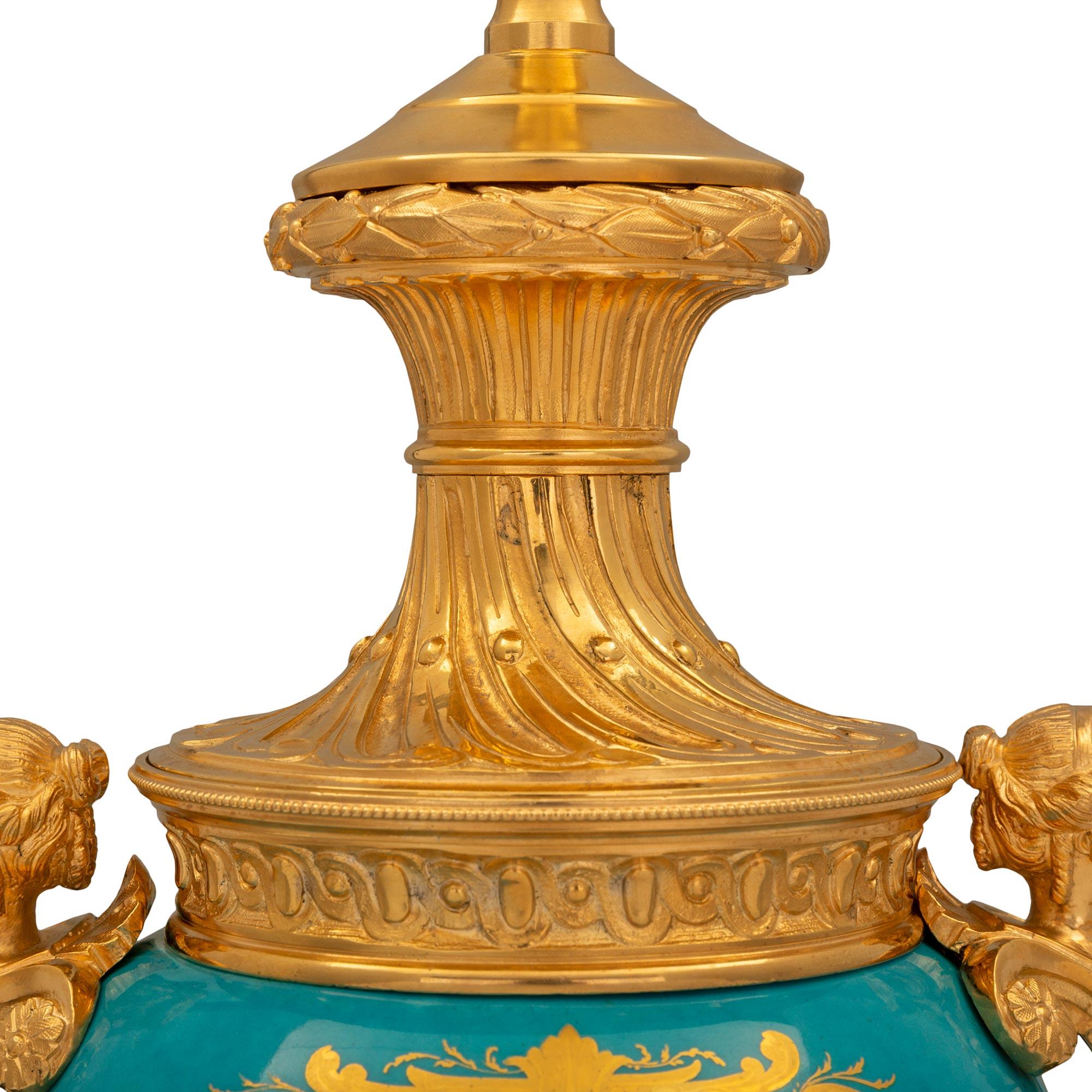 XIXe siècle Paire de lampes en porcelaine de Svres et orfvrerie de style Louis XVI du XIXe sicle franais en vente
