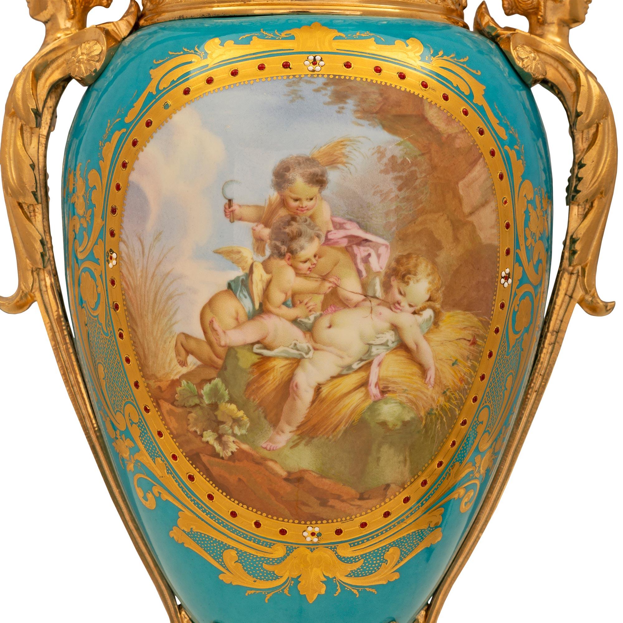 Porcelaine Paire de lampes en porcelaine de Svres et orfvrerie de style Louis XVI du XIXe sicle franais en vente