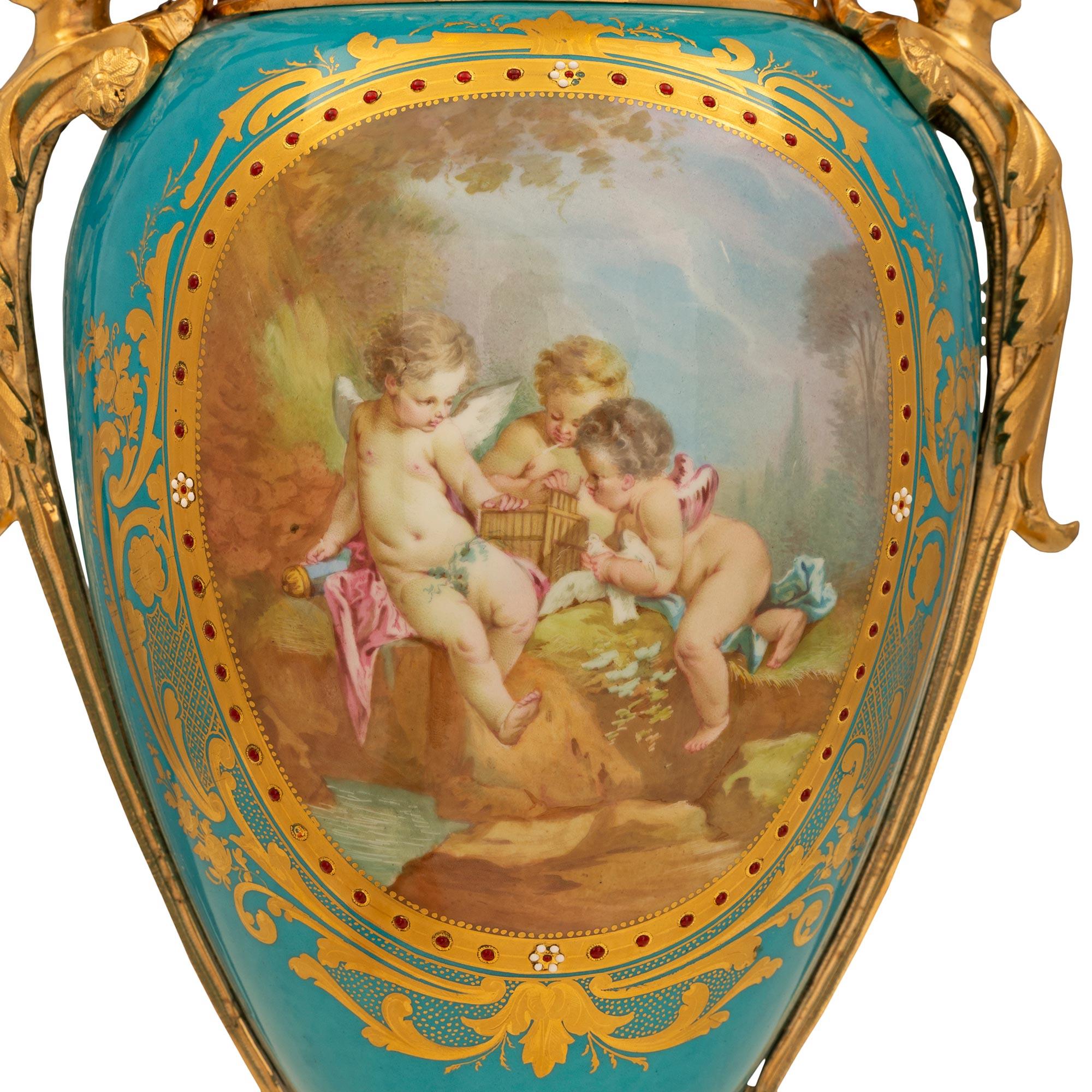 Paire de lampes en porcelaine de Svres et orfvrerie de style Louis XVI du XIXe sicle franais en vente 1