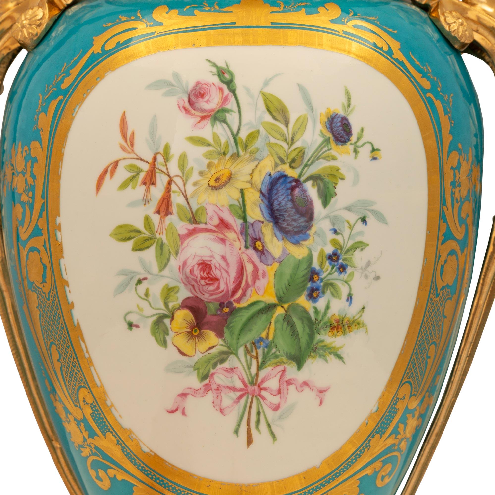 Paire de lampes en porcelaine de Svres et orfvrerie de style Louis XVI du XIXe sicle franais en vente 3