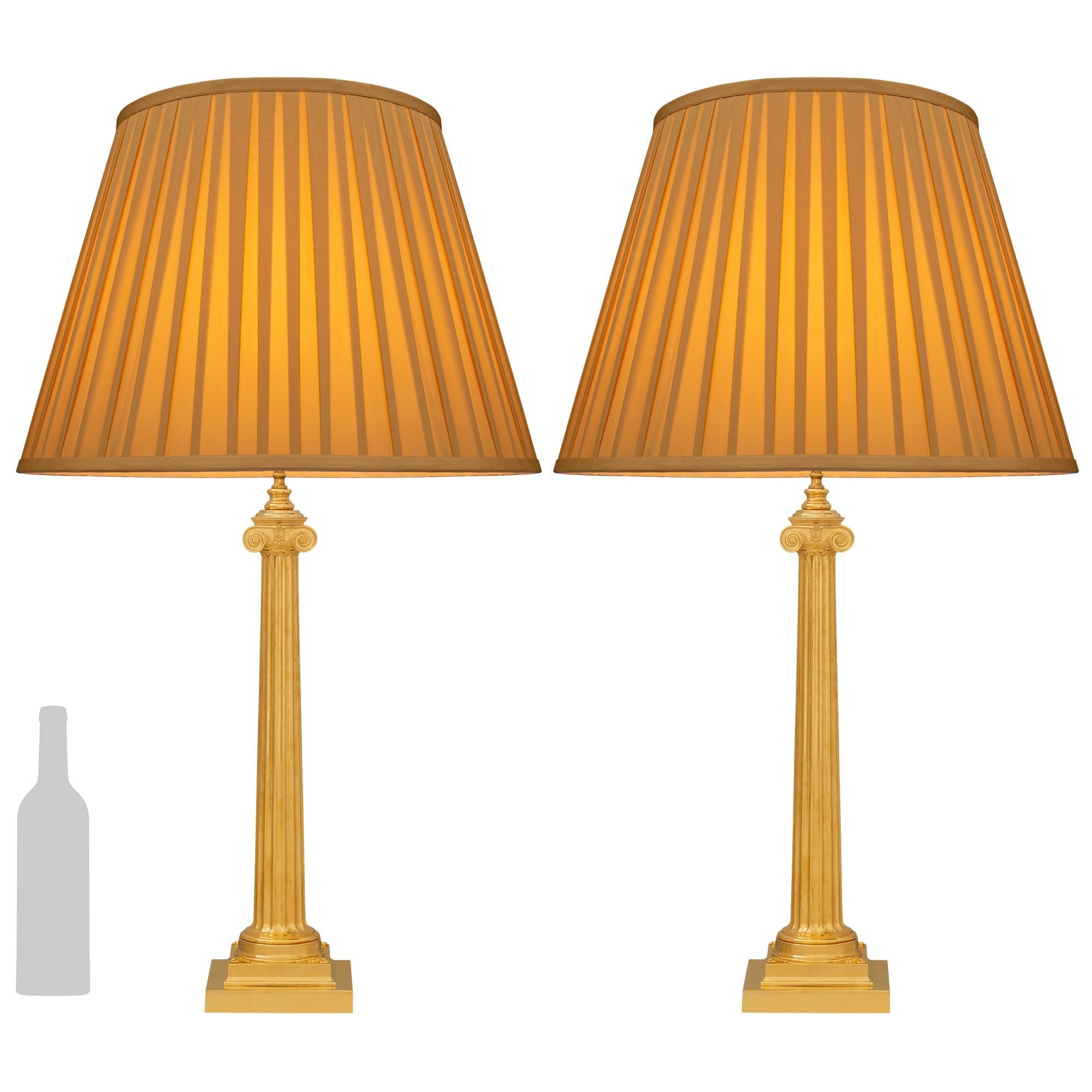 Ein elegantes und hochwertiges Paar französischer Ormolu-Lampen aus dem 19. Jahrhundert. Jede wunderschöne ionische Säule, die zu einer Leuchte umfunktioniert wurde, wird von einem zweistufigen, quadratischen Sockel unter dem gesprenkelten oberen