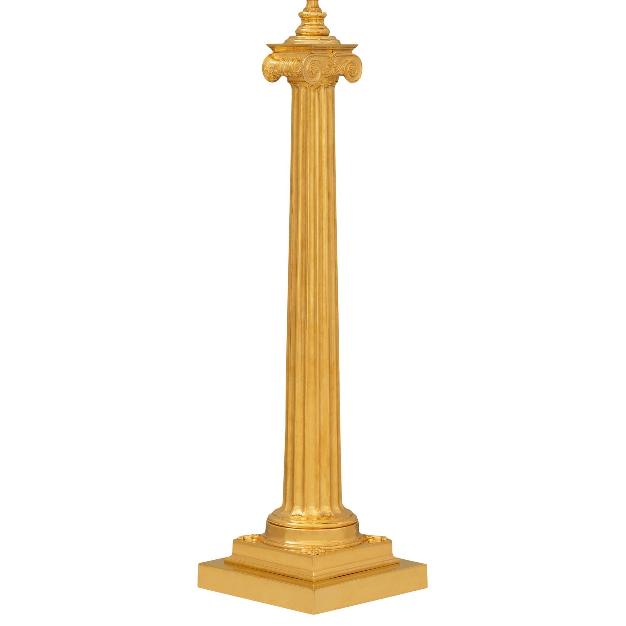 Ein Paar französische Ormolu-Lampen im Stil Louis XVI des 19. (Louis XVI.) im Angebot