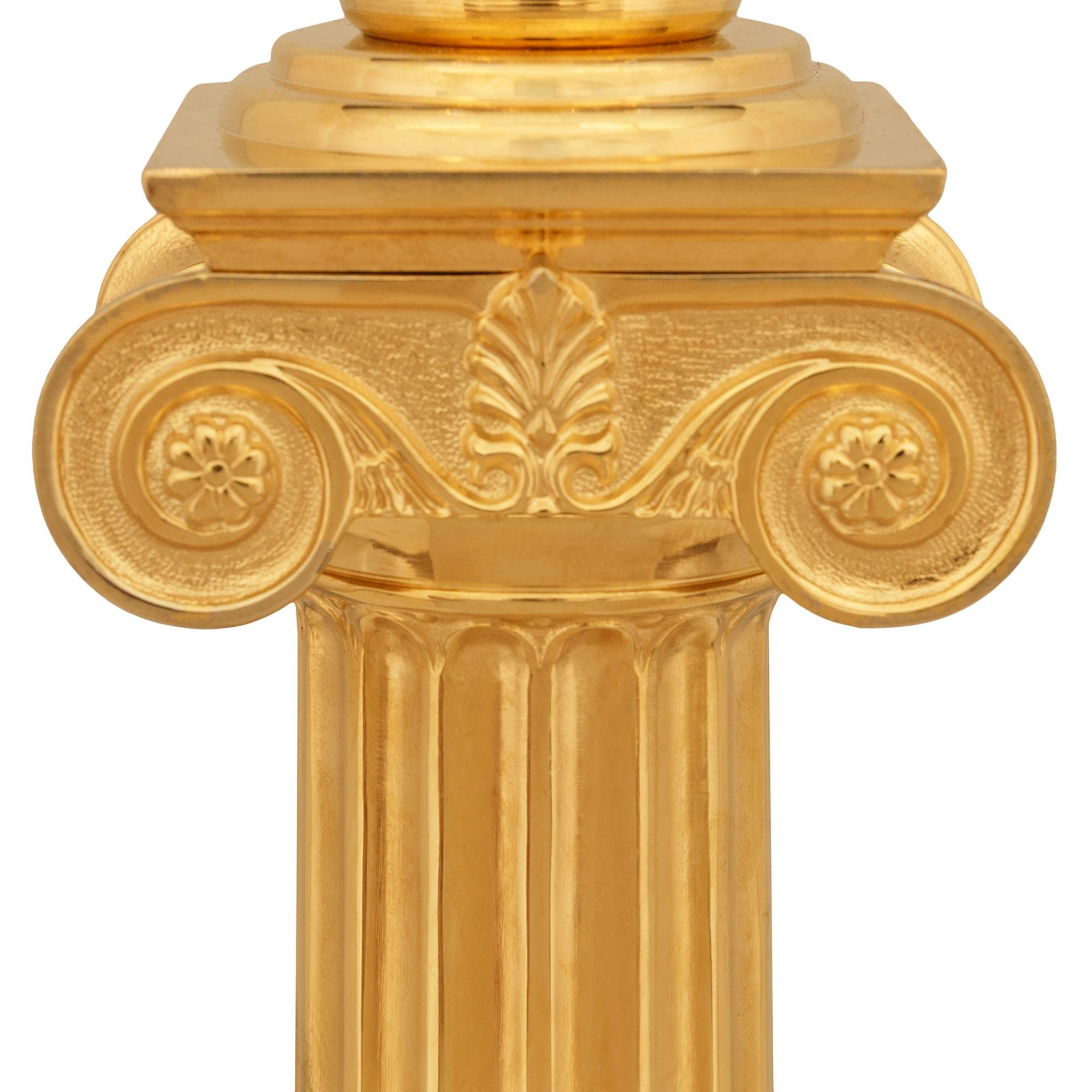 Ein Paar französische Ormolu-Lampen im Stil Louis XVI des 19. (Französisch) im Angebot