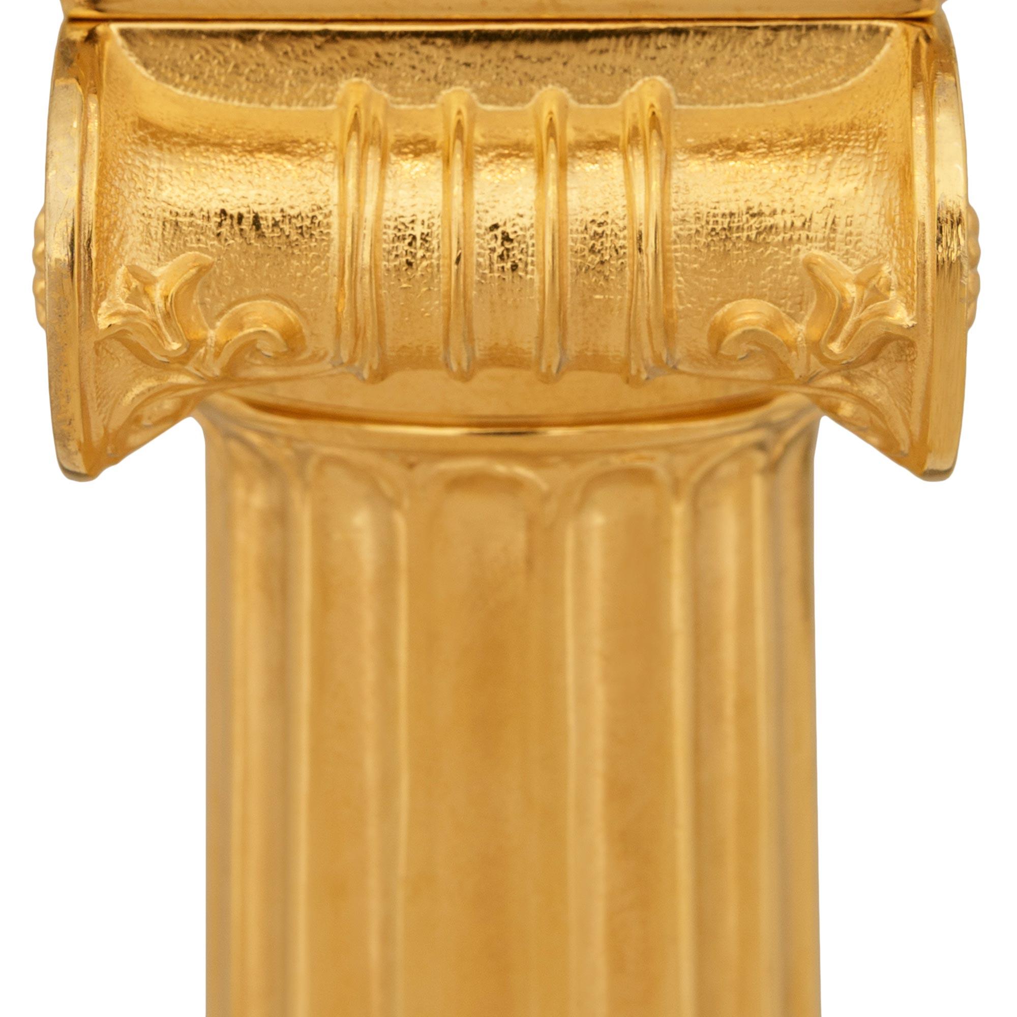 Ein Paar französische Ormolu-Lampen im Stil Louis XVI des 19. im Zustand „Gut“ im Angebot in West Palm Beach, FL