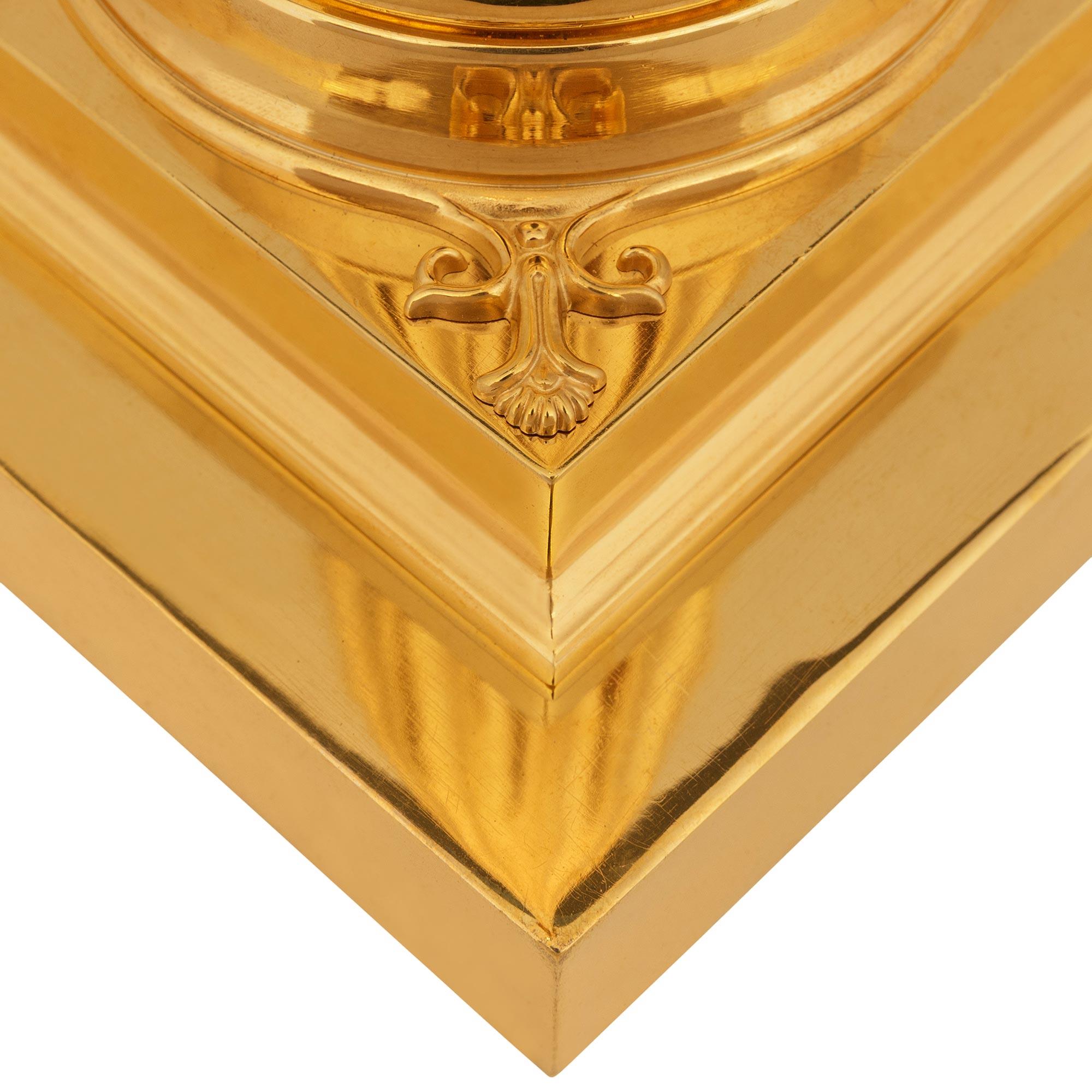 Ein Paar französische Ormolu-Lampen im Stil Louis XVI des 19. (Goldbronze) im Angebot