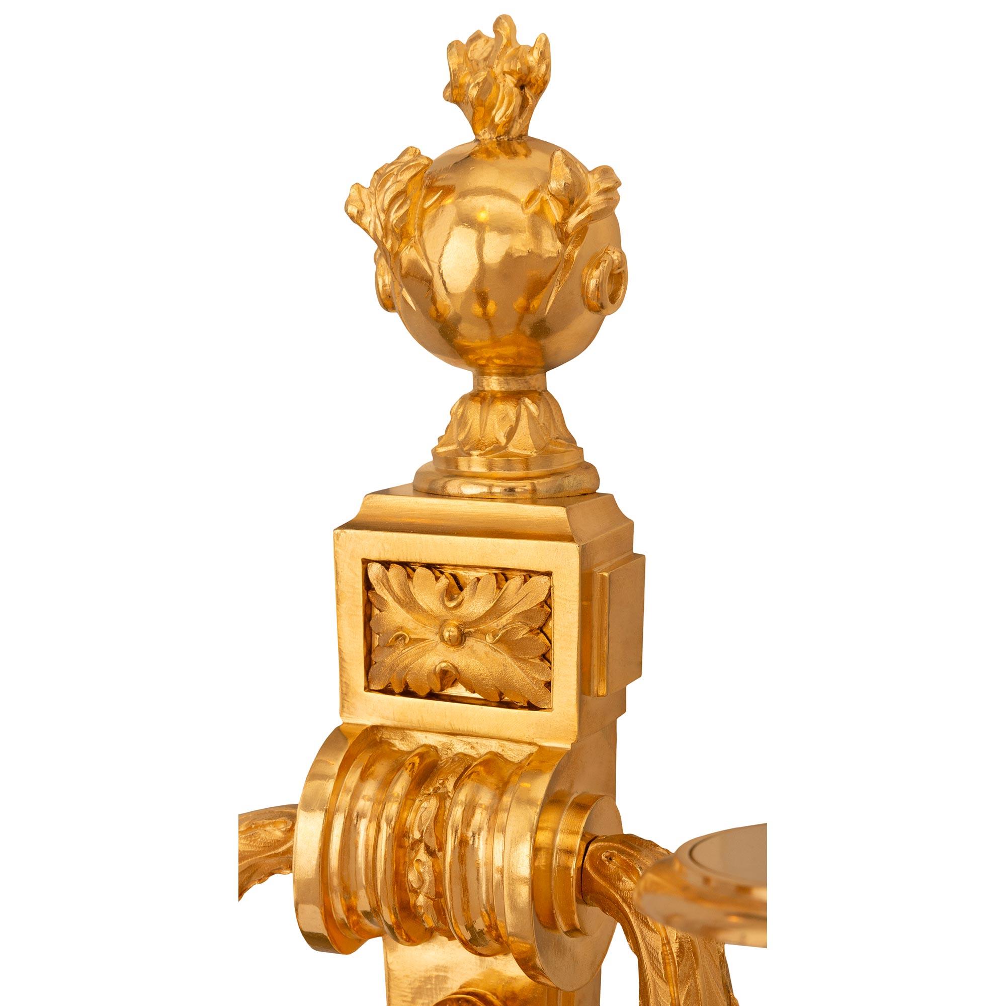 Pareja de apliques franceses de Ormolu del siglo XIX, estilo Luis XVI en venta 1