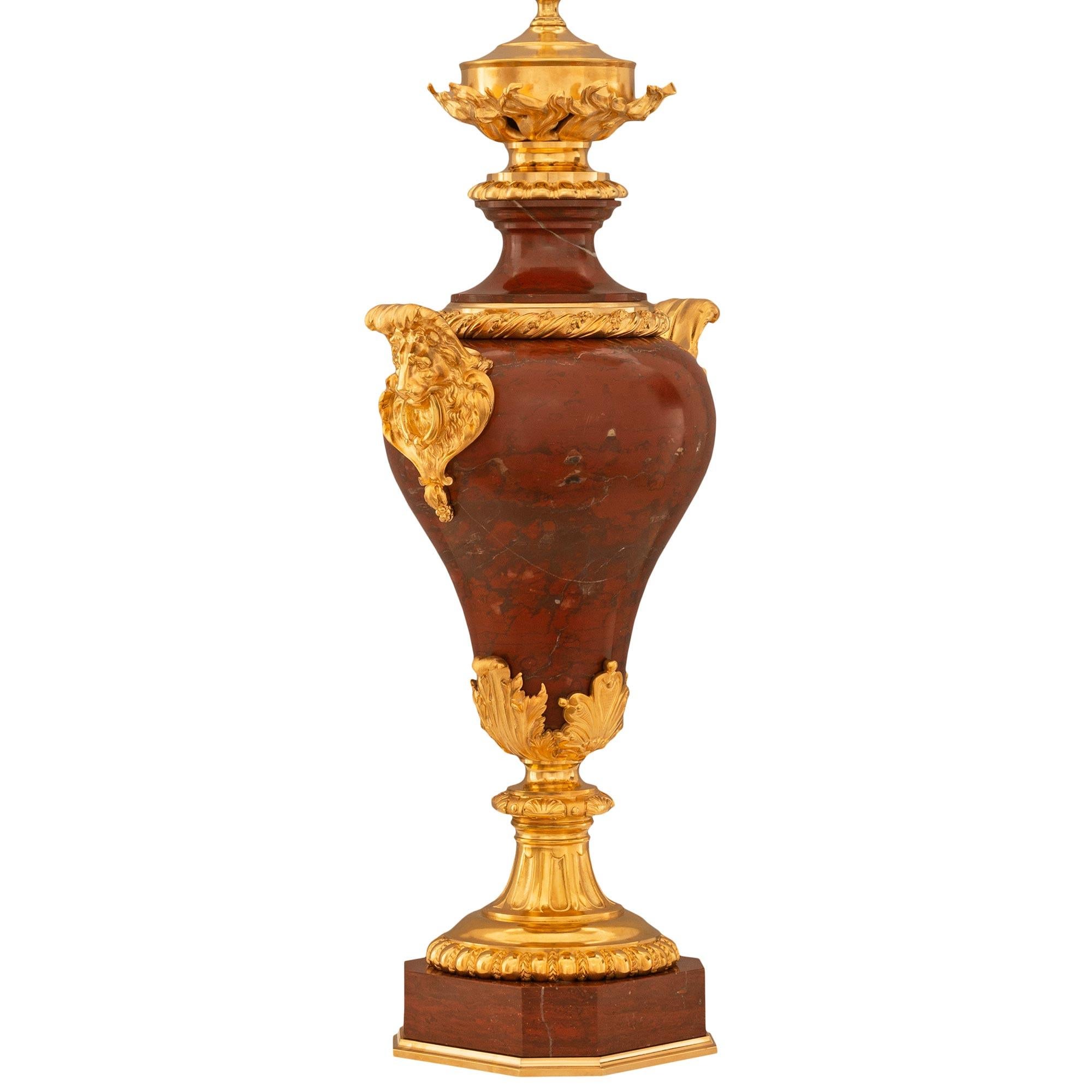 Pareja de lámparas francesas del siglo XIX de estilo Luis XVI. Lámpara de mármol Rouge Griotte y Ormolu Francés en venta