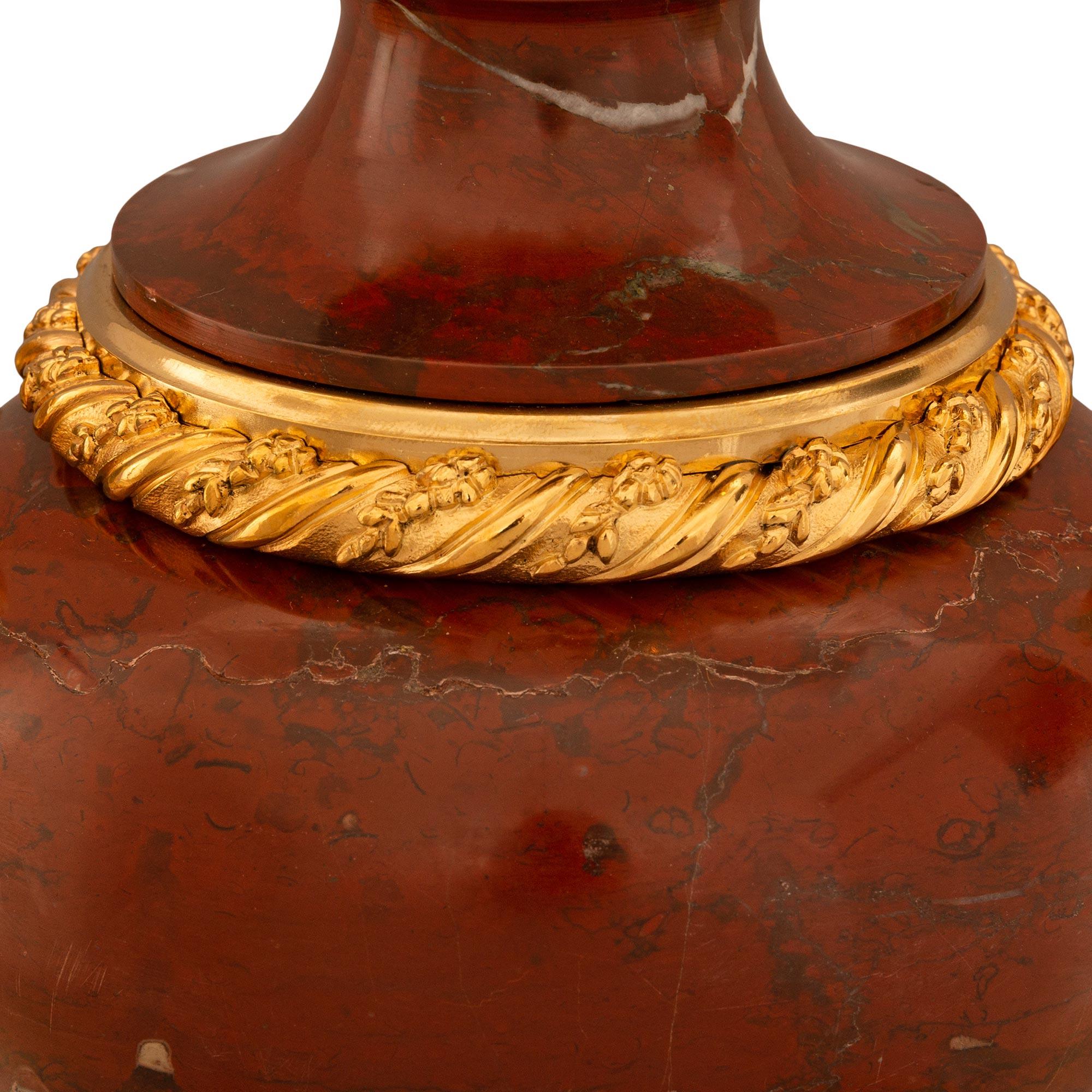 Pareja de lámparas francesas del siglo XIX de estilo Luis XVI. Lámpara de mármol Rouge Griotte y Ormolu en venta 1
