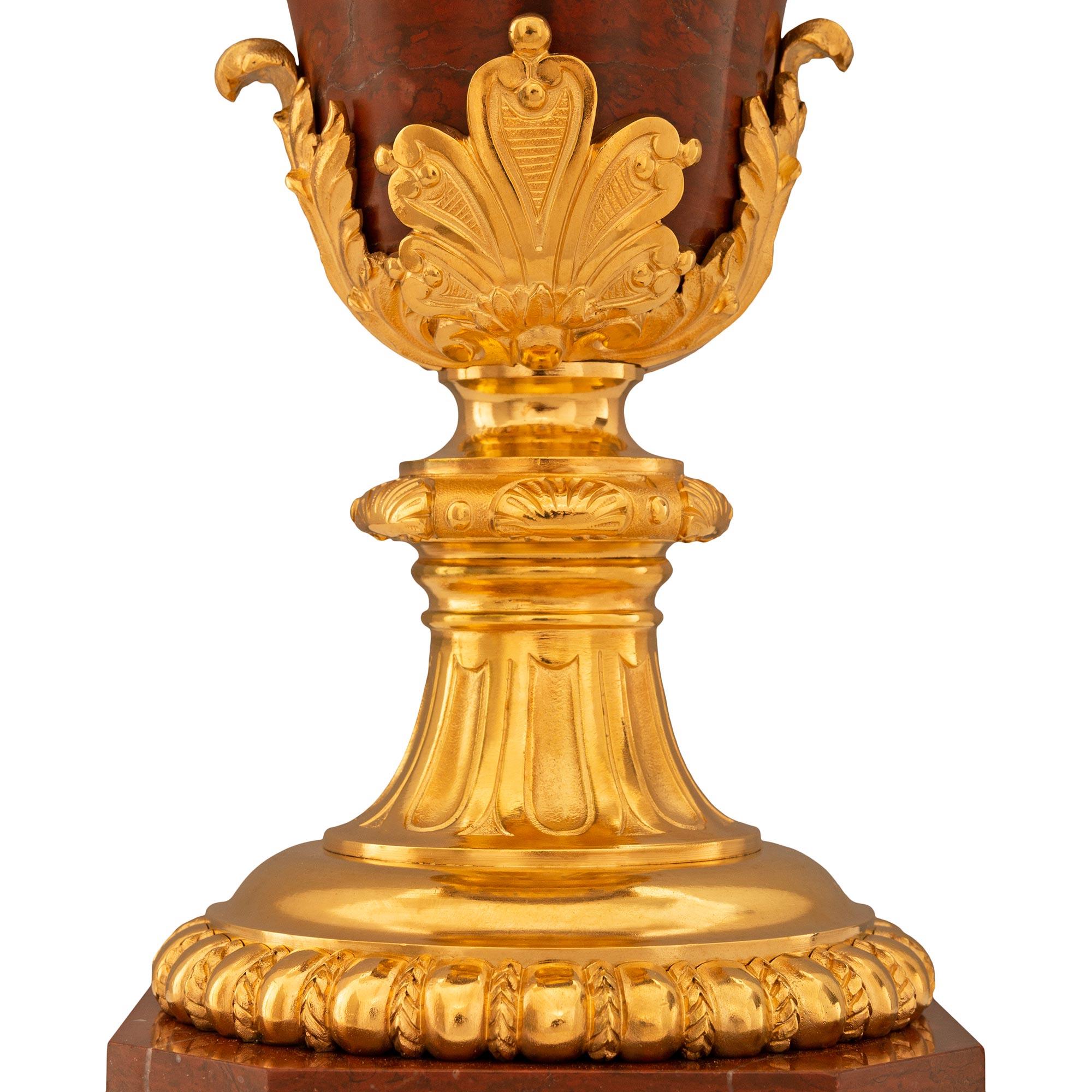Pareja de lámparas francesas del siglo XIX de estilo Luis XVI. Lámpara de mármol Rouge Griotte y Ormolu en venta 2